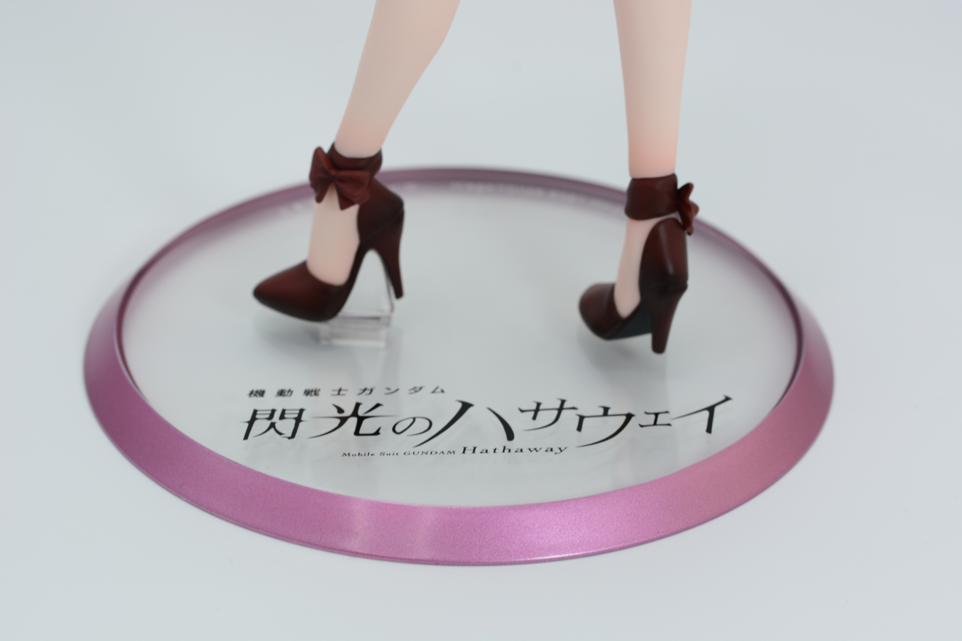 台座には映画のロゴを配置