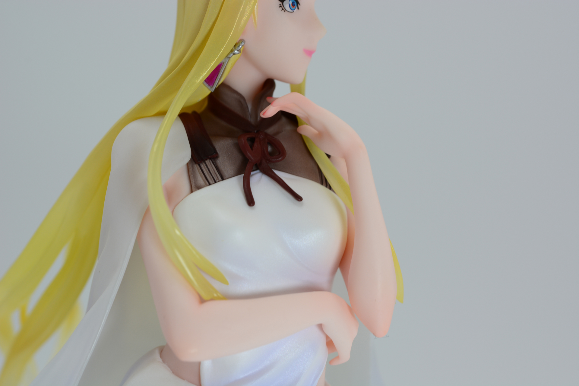 セクシーな服だが、胸元はしっかり覆われている