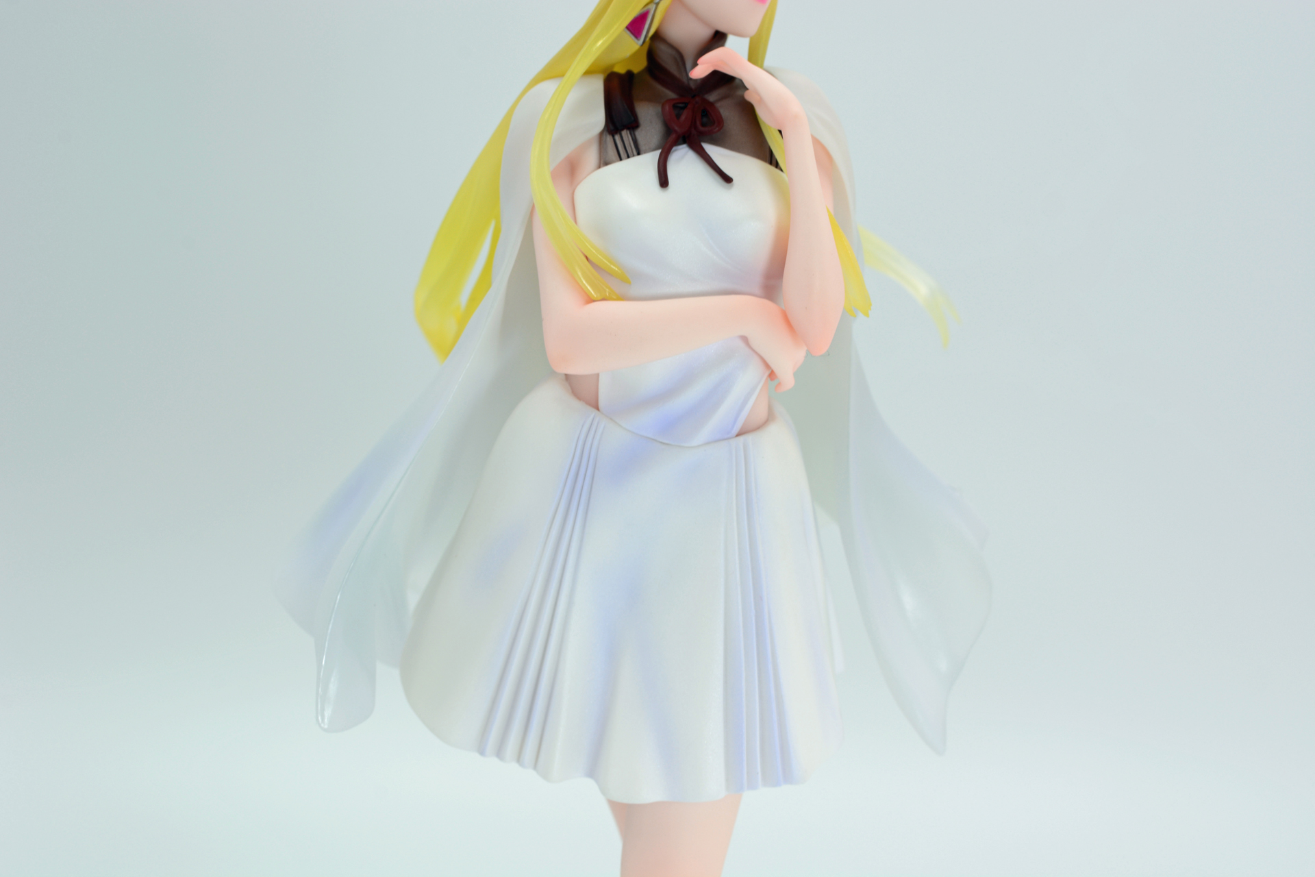 お腹部分は素肌がのぞく。背中は大胆に露出しているセクシーな上着。反面スカートは地味なデザインと言える