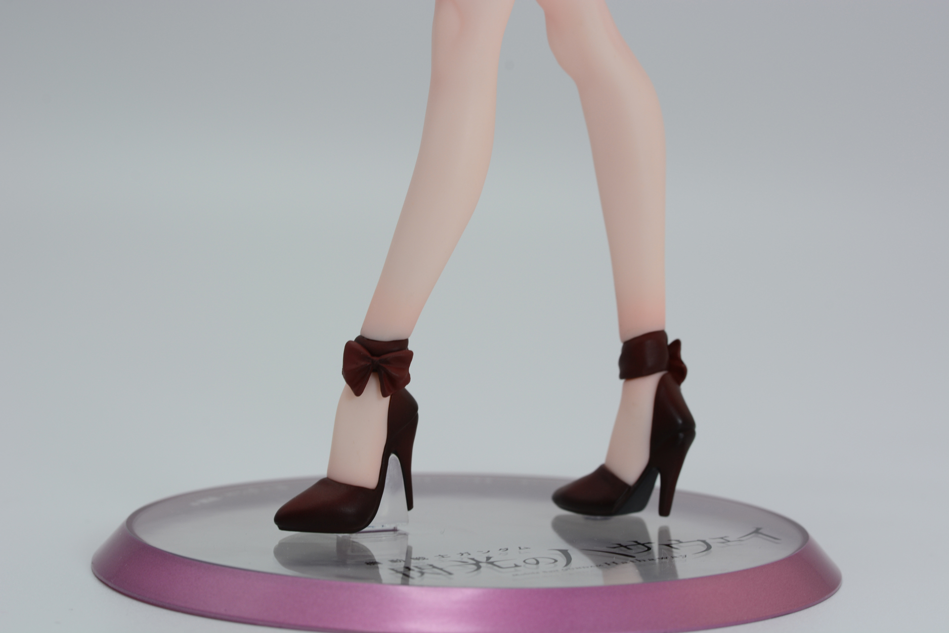 かわいらしさを感じさせる足首のリボン