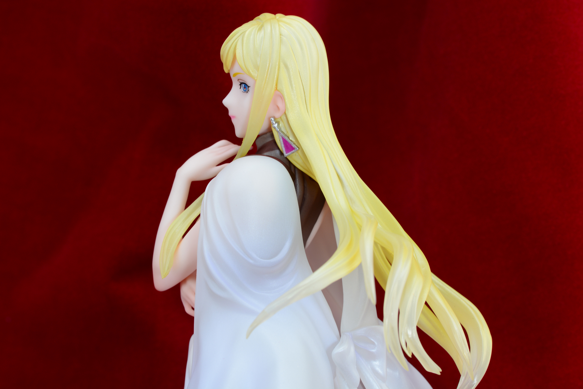 赤い布を背景に。瞳の赤いハイライトが印象的だ