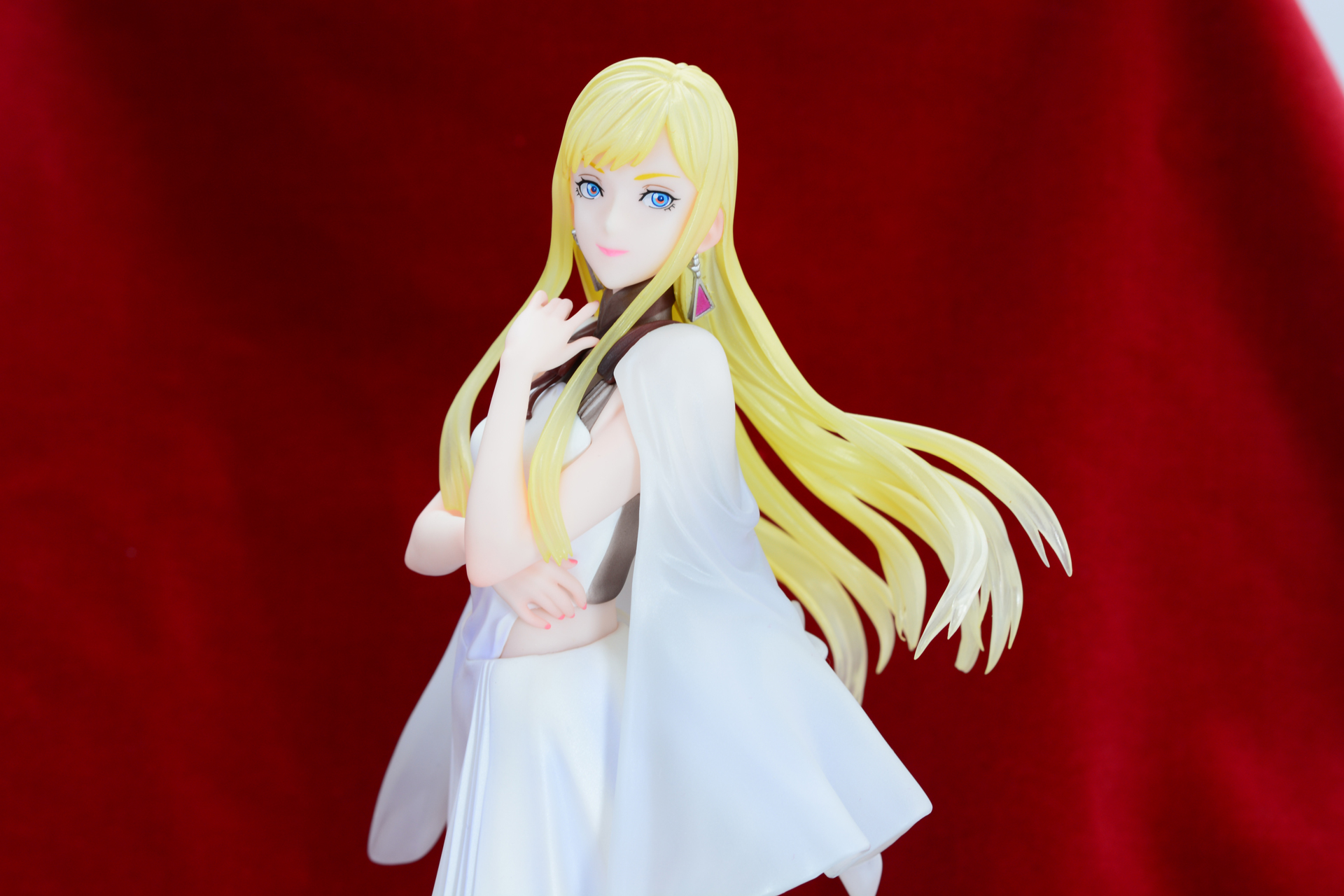 赤い布を背景に。瞳の赤いハイライトが印象的だ