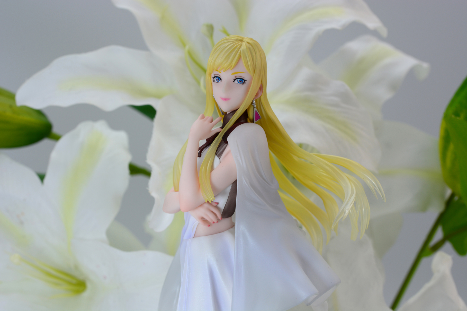 百合の花。緑がアクセントになる