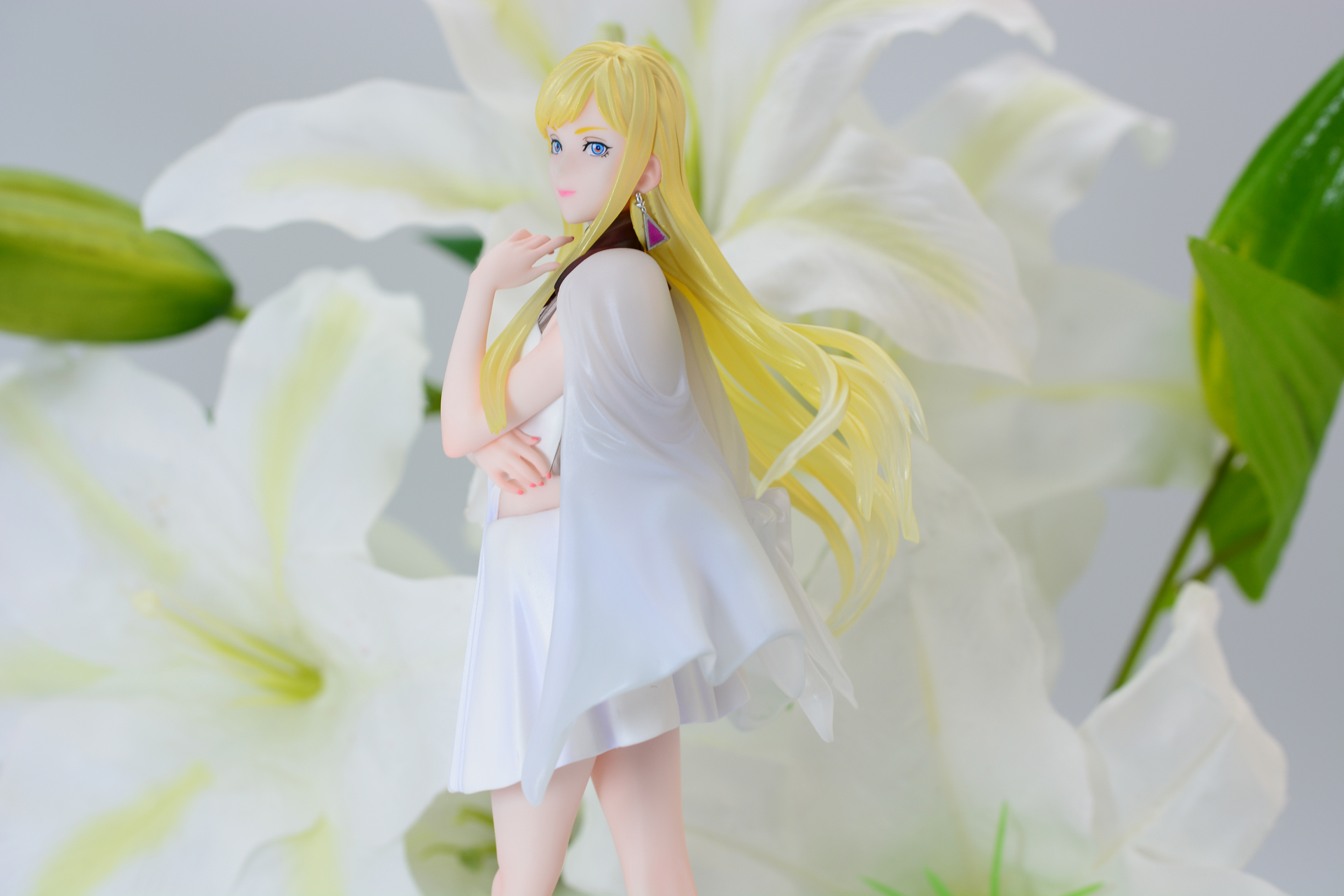 百合の花。緑がアクセントになる