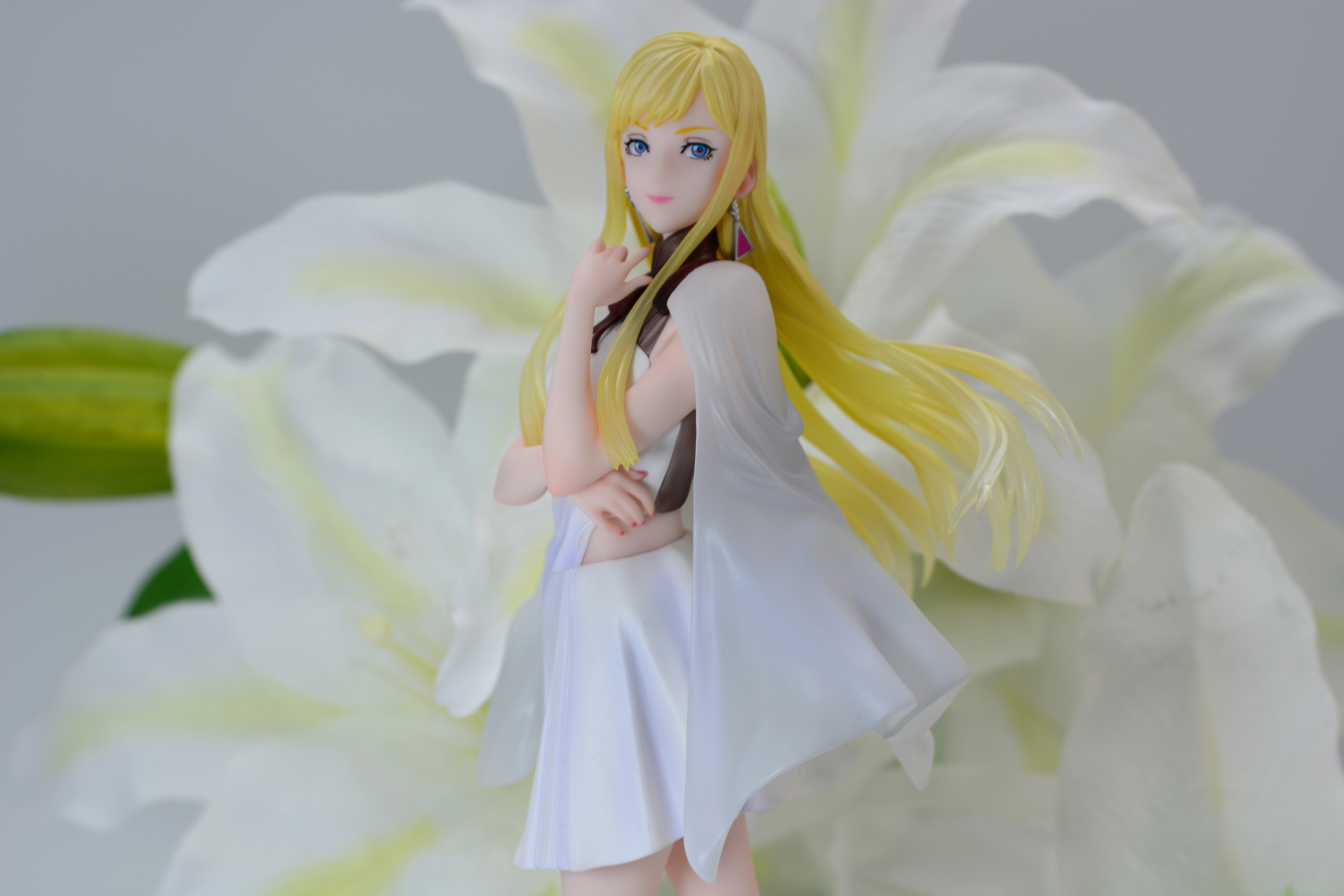 百合の花。緑がアクセントになる