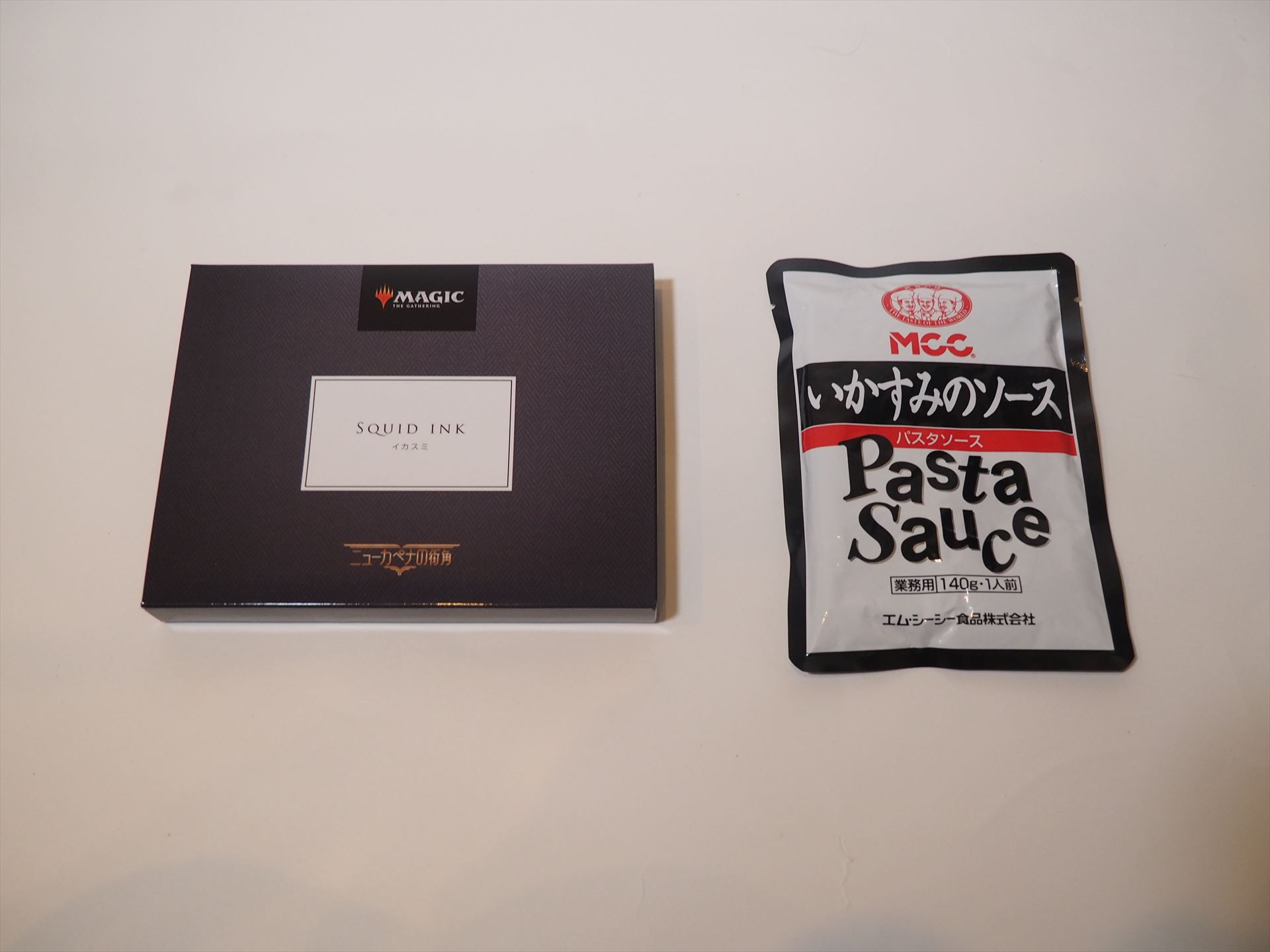 イカスミと書かれた箱とその中身。MCC製のいかすみのソースが入っていた