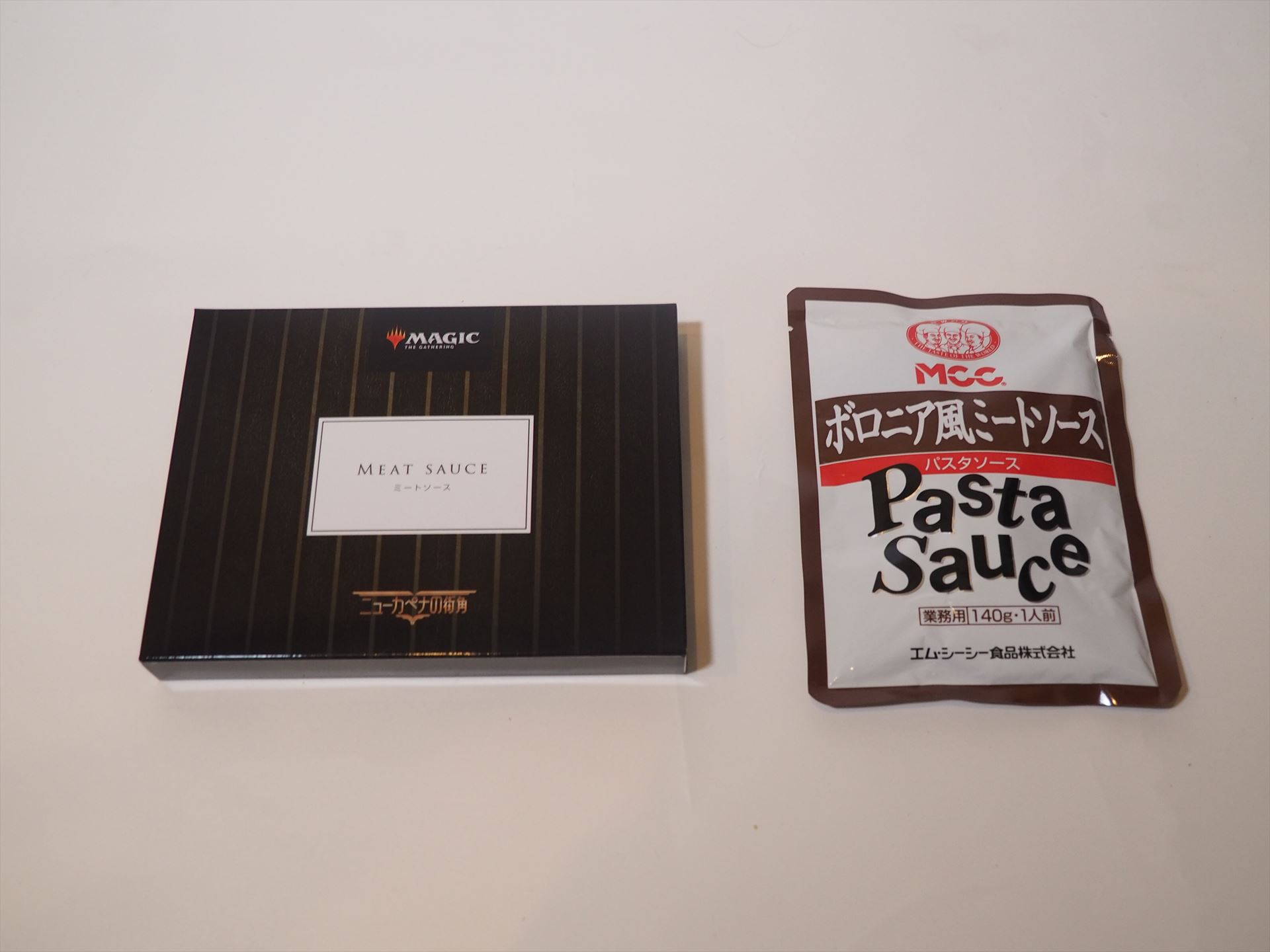 ミートソースと書かれた箱とその中身。MCC製のボロニア風ミートソースが入っていた