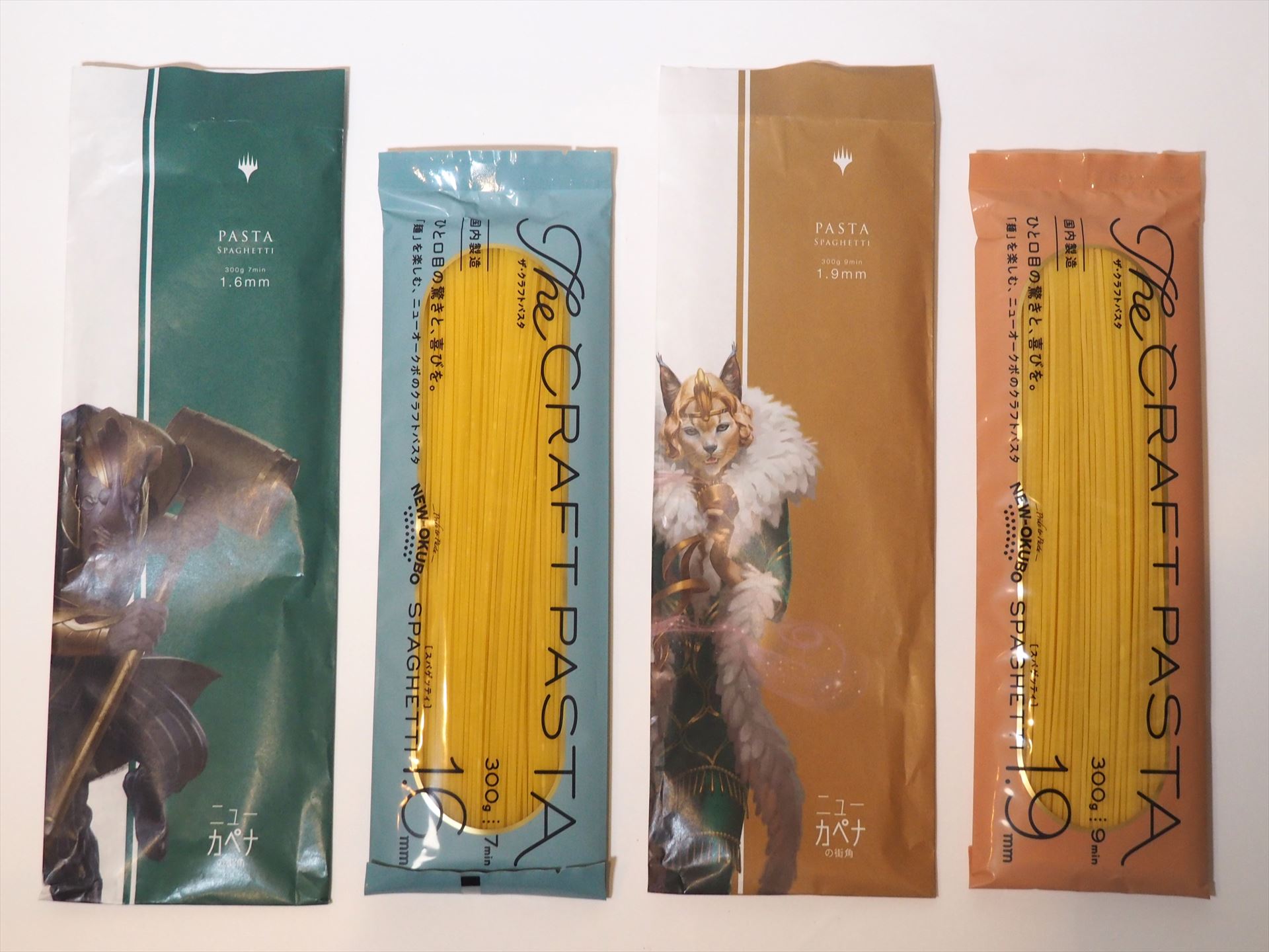 スパゲッティが2種。左が太さ1.6mm、右が太さ1.9mm。どちらもニューオークボのザ・クラフトパスタシリーズで、300gずつ入っていた
