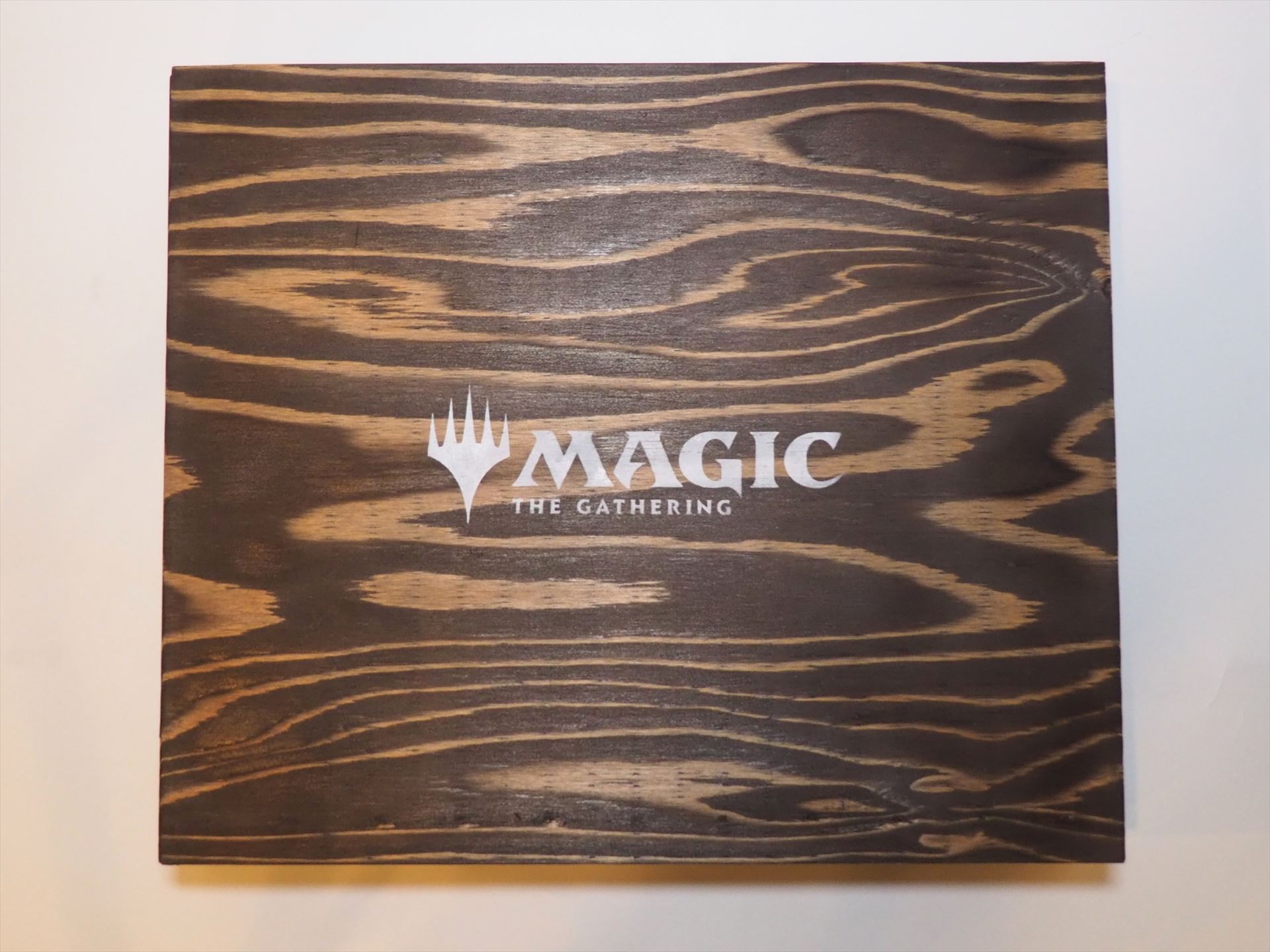 リボンをほどいてみる。しっかりとした木製の箱だ