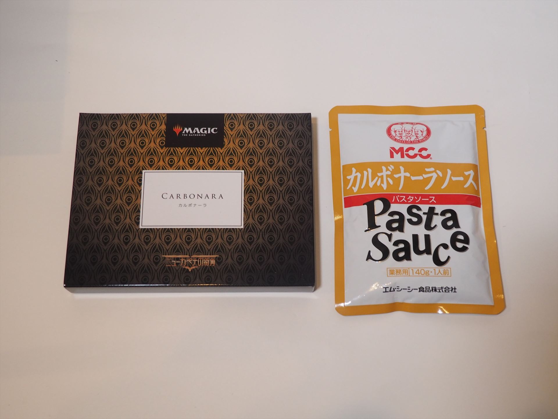 カルボナーラと書かれた箱とその中身。MCC製のカルボナーラソースが入っていた