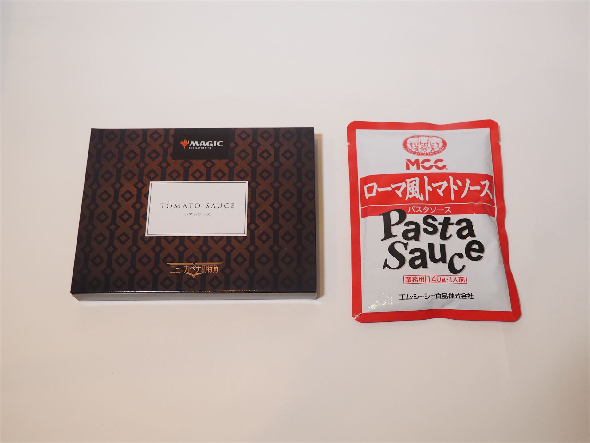 トマトソースと書かれた箱とその中身。MCC製のローマ風トマトソースが入っていた