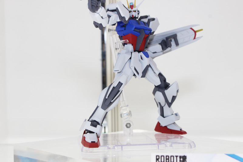 脚部にはしなり構造を内蔵している