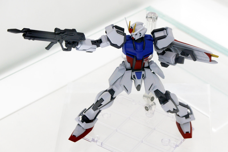 手首のパーツは左右で5種類ずつ付属。その格納デッキも用意