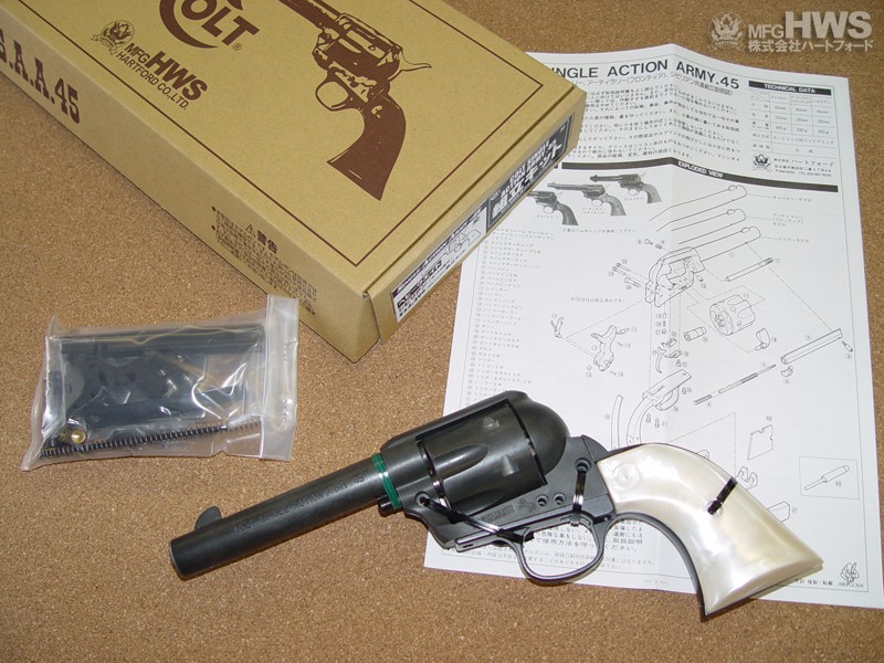 パッケージの中には仮組みされた銃身やグリップと共に、ネジやトリガー、ボルト、ハンマーなどたくさんの部品がビニール袋に入っている。銃本体は金属粉を樹脂に練り込んだ「ヘビーウェイト樹脂」と呼ばれるもの。組み立てにはヤスリやカッターでつなぎ目やゲート跡などを取り除く必要がある