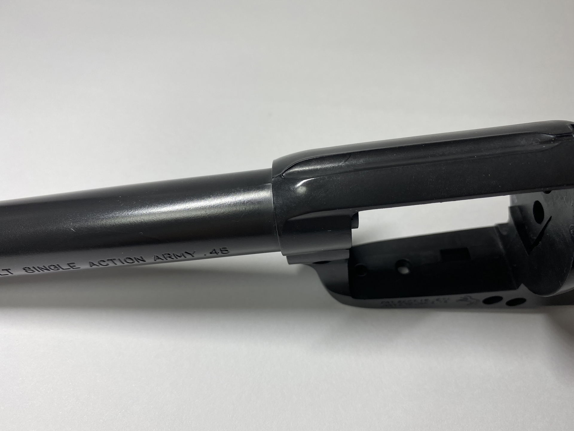 ピカール液で磨くと黒光りする感じに！　無塗装とは大きく質感が変化した