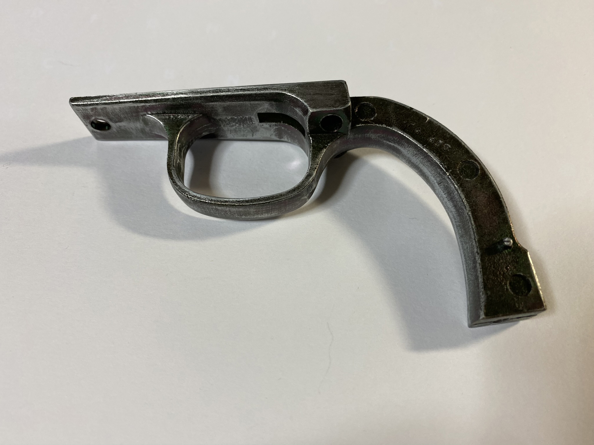 無塗装のトリガーガード。紙やすりでこすると光沢を放つくらいまで研磨できる