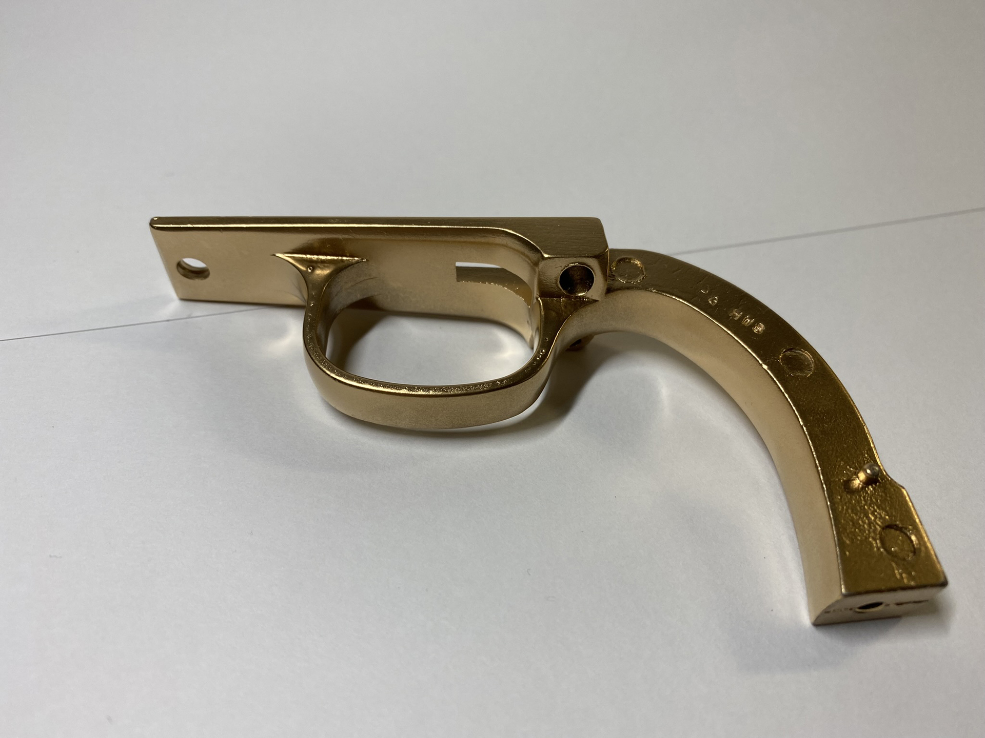 下地塗りに1日、真鍮色を塗るのに2日かけた。どちらも5時間以上乾燥させてから次を吹きかけ、下地は2回、真鍮色は3度吹きかけた