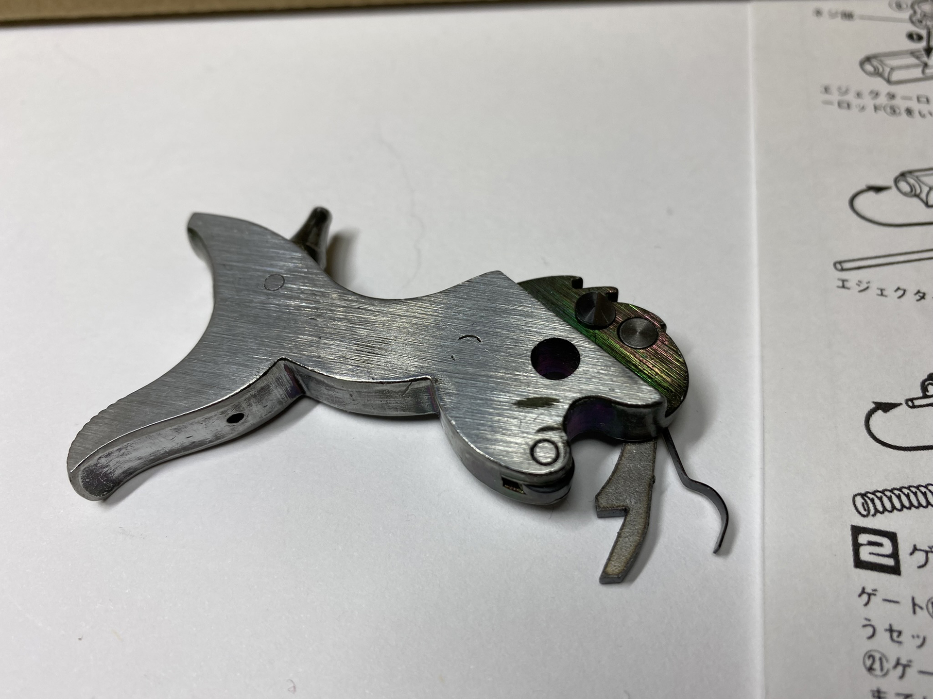 ハンマーの組み立て。説明書の赤丸で囲った細かいローラーは組み立て済みだった