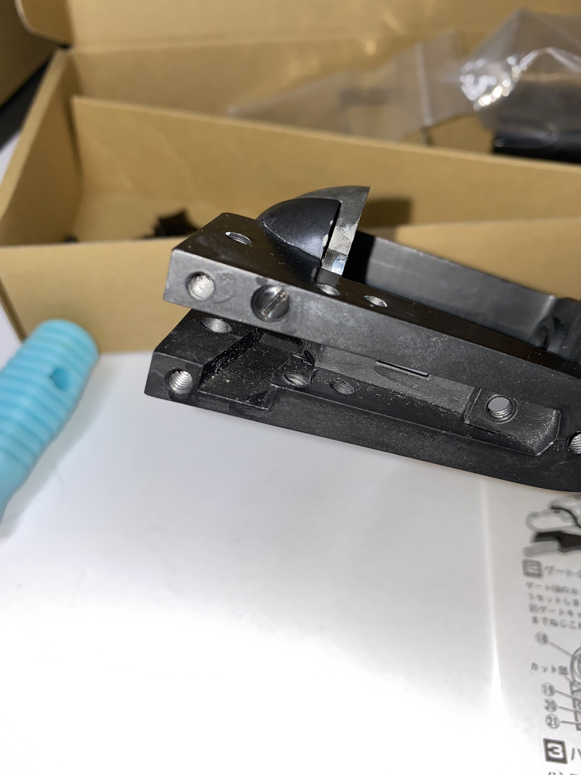 本体の溝(赤丸部分)に、シリンダーハンドを入れていく