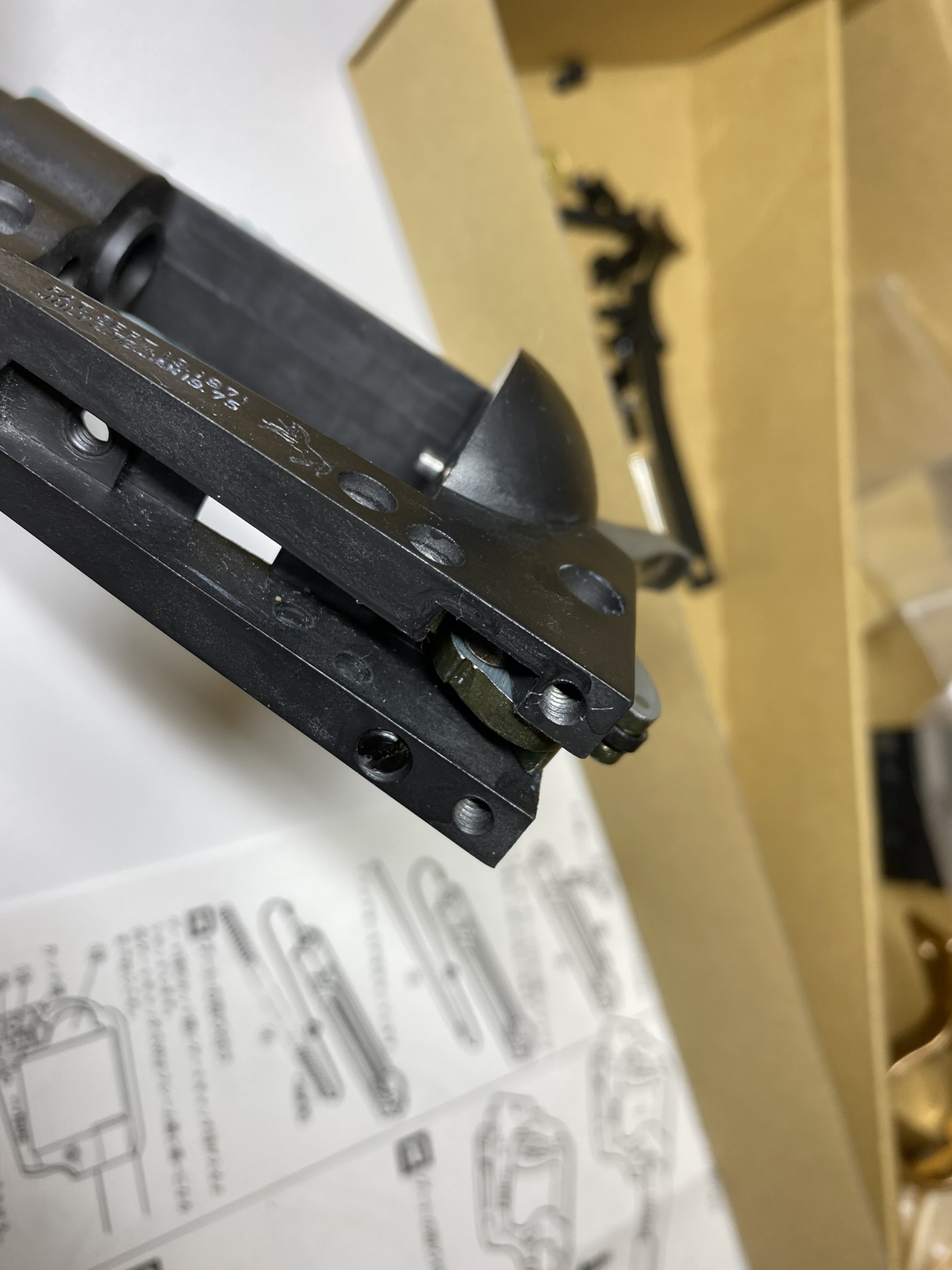 本体の溝(赤丸部分)に、シリンダーハンドを入れていく