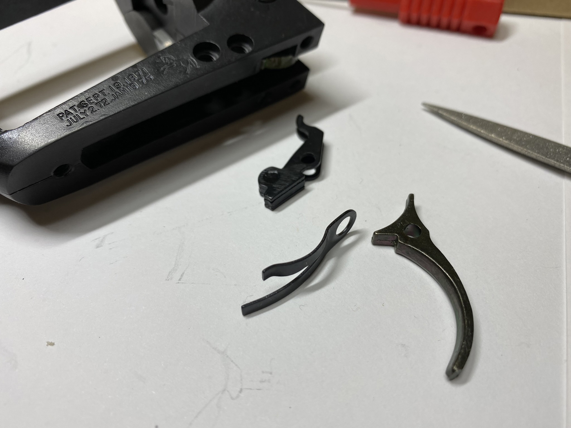 トリガー(引き金)とボルトを取り付ける。ボルトはシリンダーをロックするパーツだ