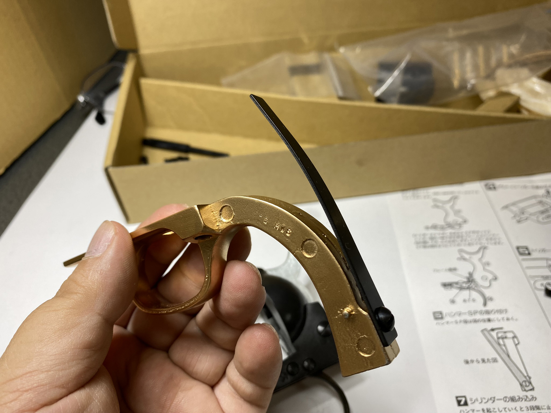 まずトリガーガードにハンマースプリングをつける