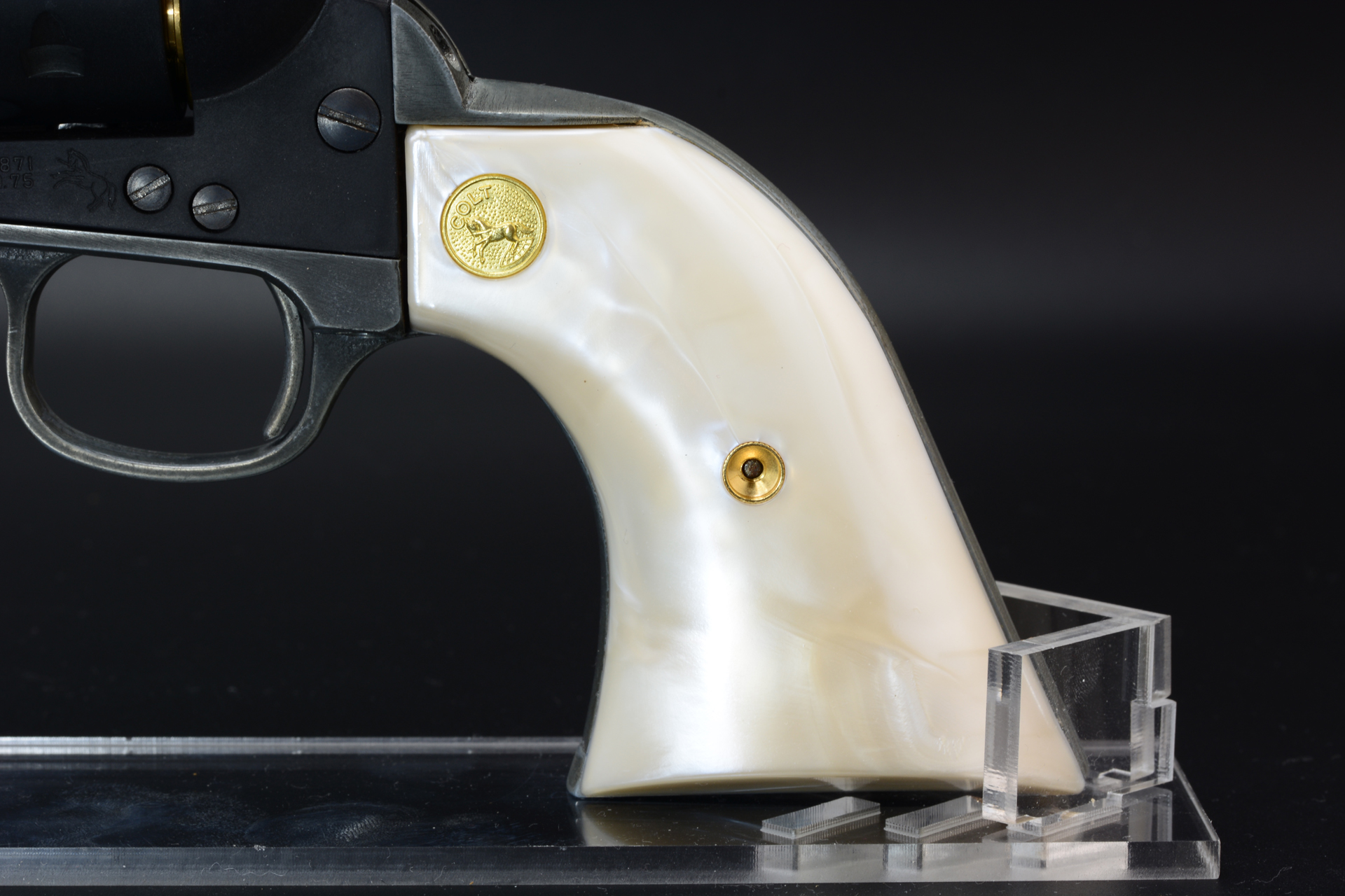 キットに同梱されているのは、樹脂製のアイボリーグリップだ