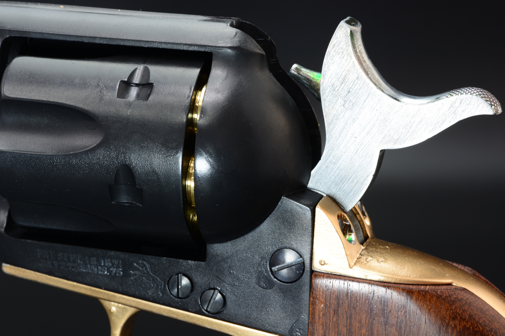 ハンマーをハーフコックにするとシリンダーを手で回すことができる