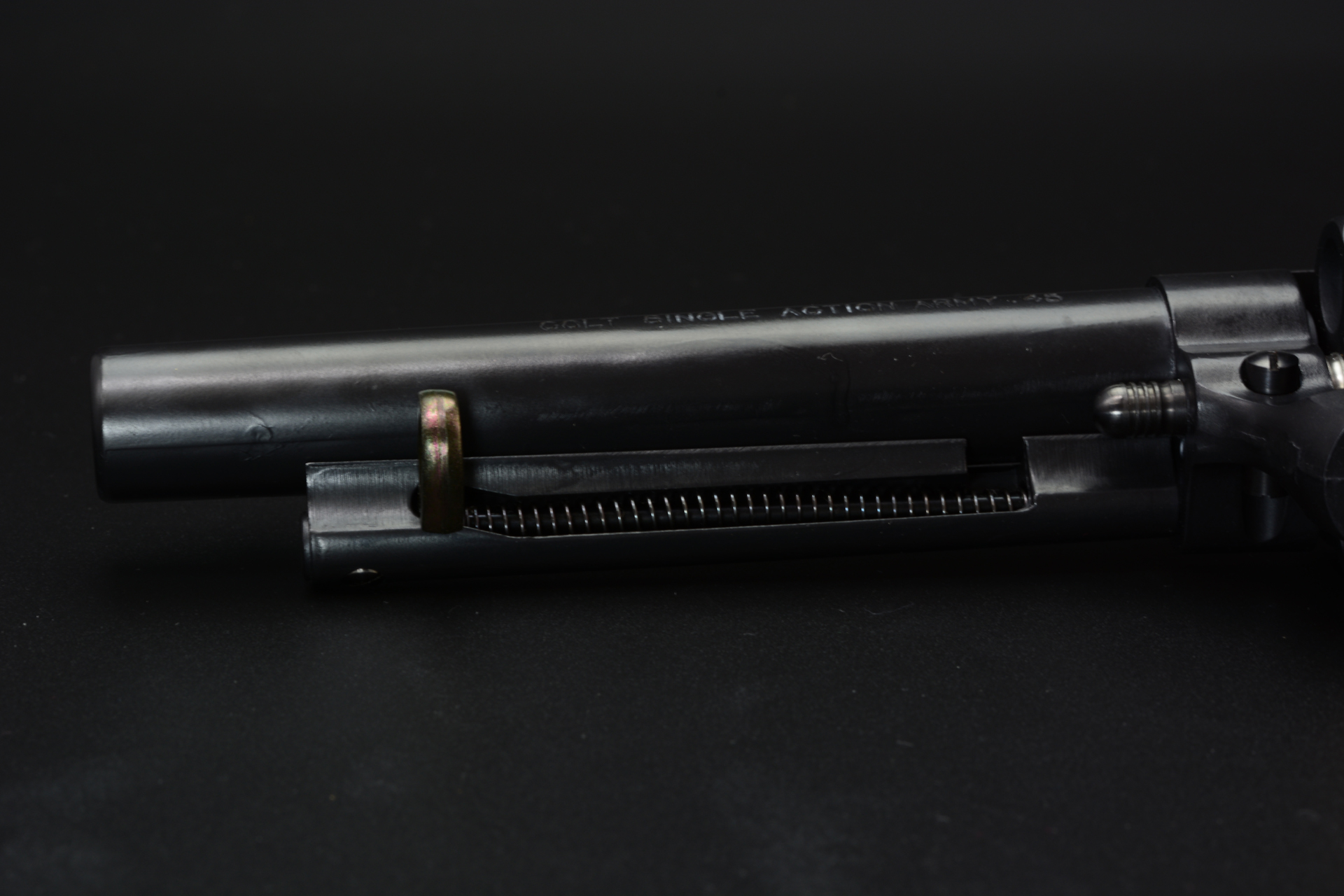 銃身下部には排莢するためのエジェクターロッドがある