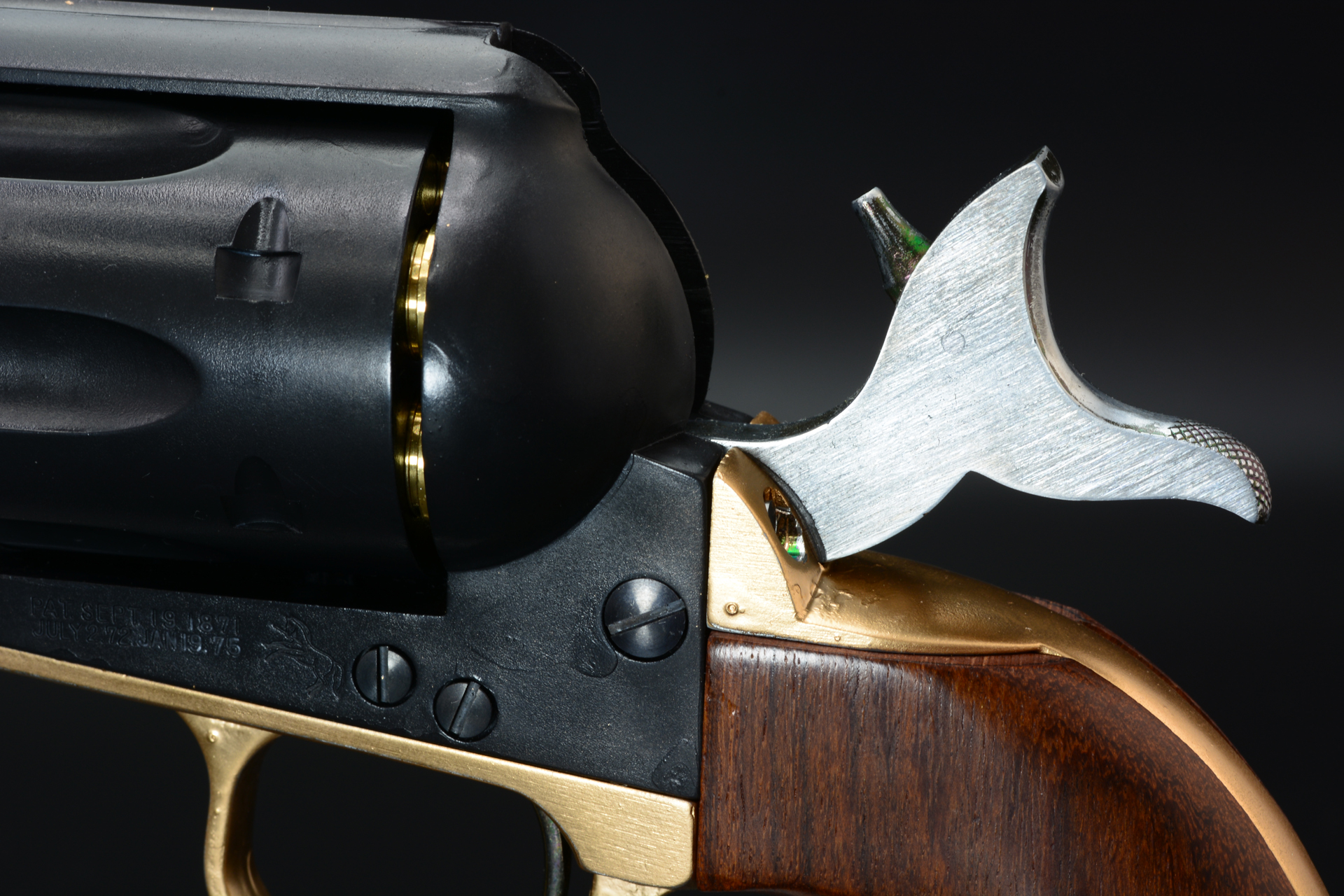 ハンマーをフルコックした状態。これで引き金を引けばハンマーが落ち、シリンダー内のカートリッジのリムを叩き、弾丸が発射されるのだ