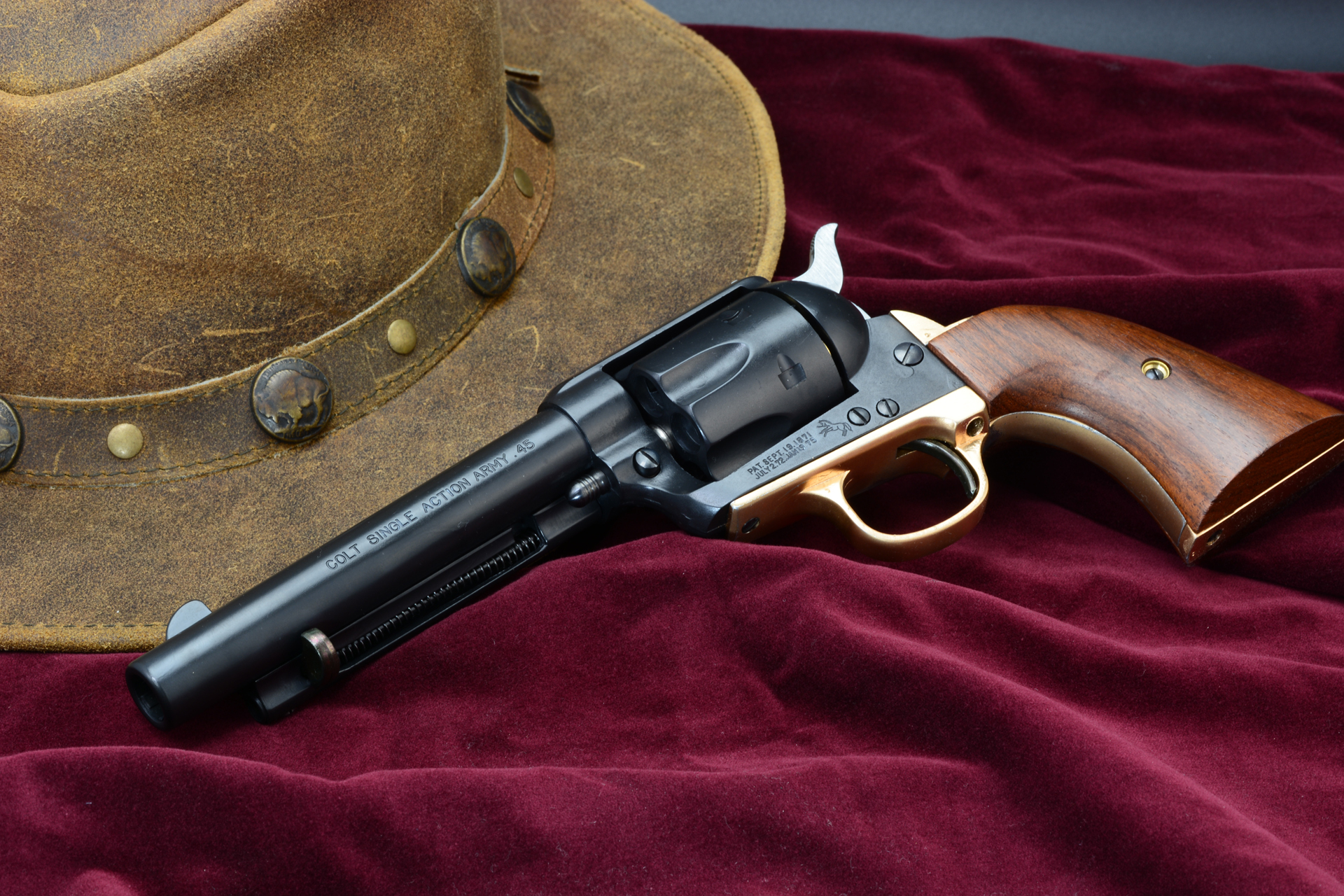 落ち着いたワインレッドの布を配置