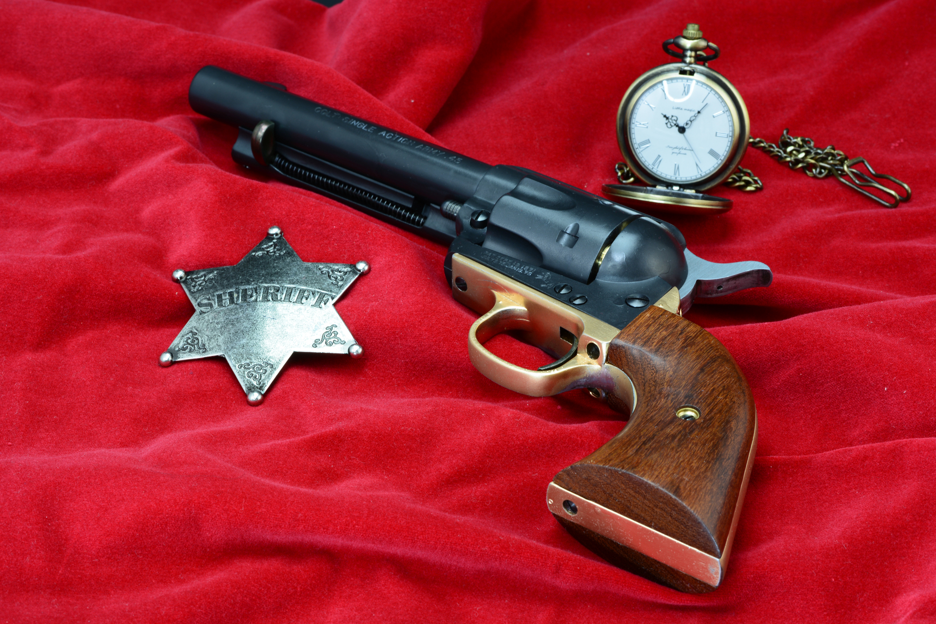 こちらは明るい赤。西部劇の小道具の懐中時計と保安官バッジも置いてみた