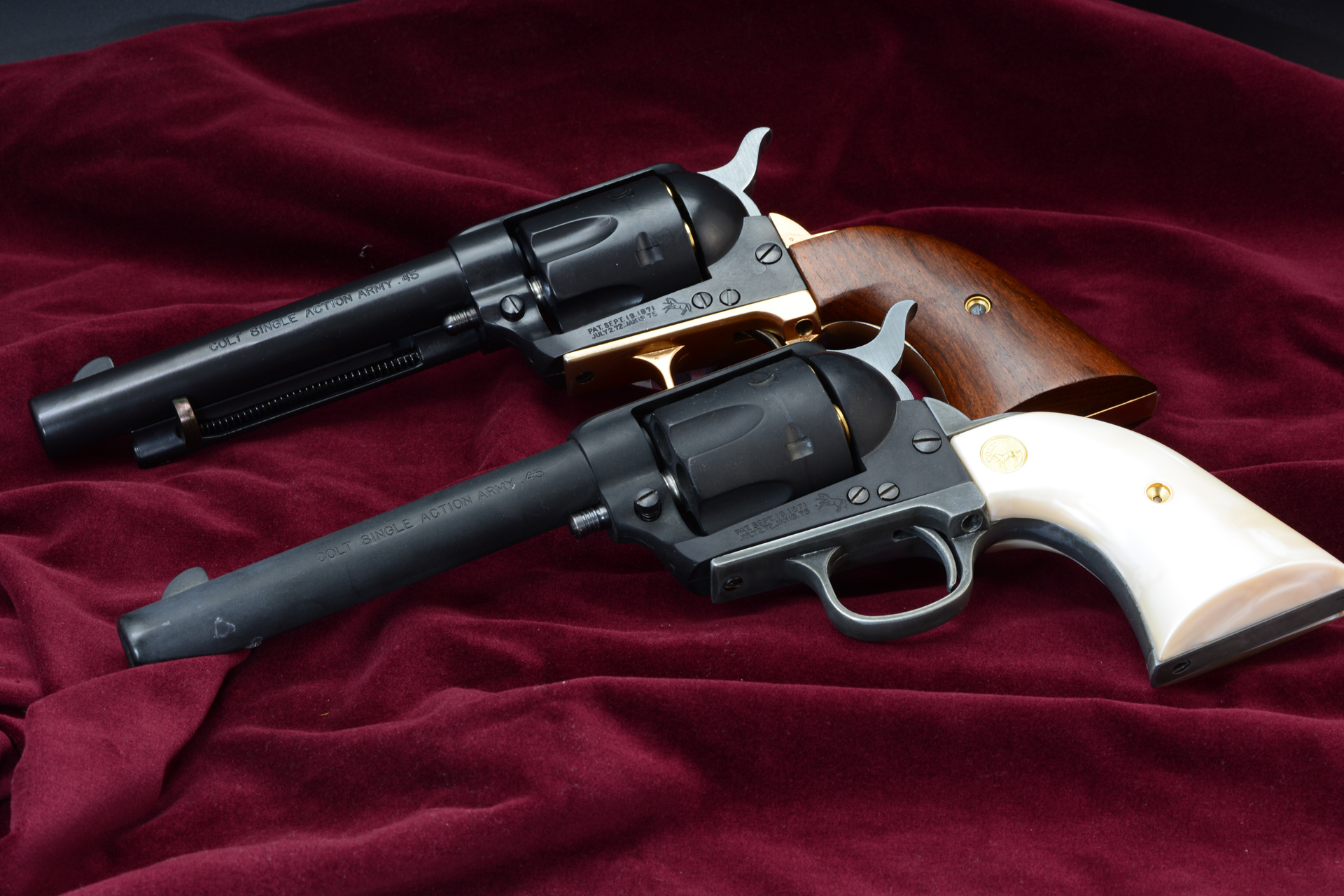 2丁のモデルガンを