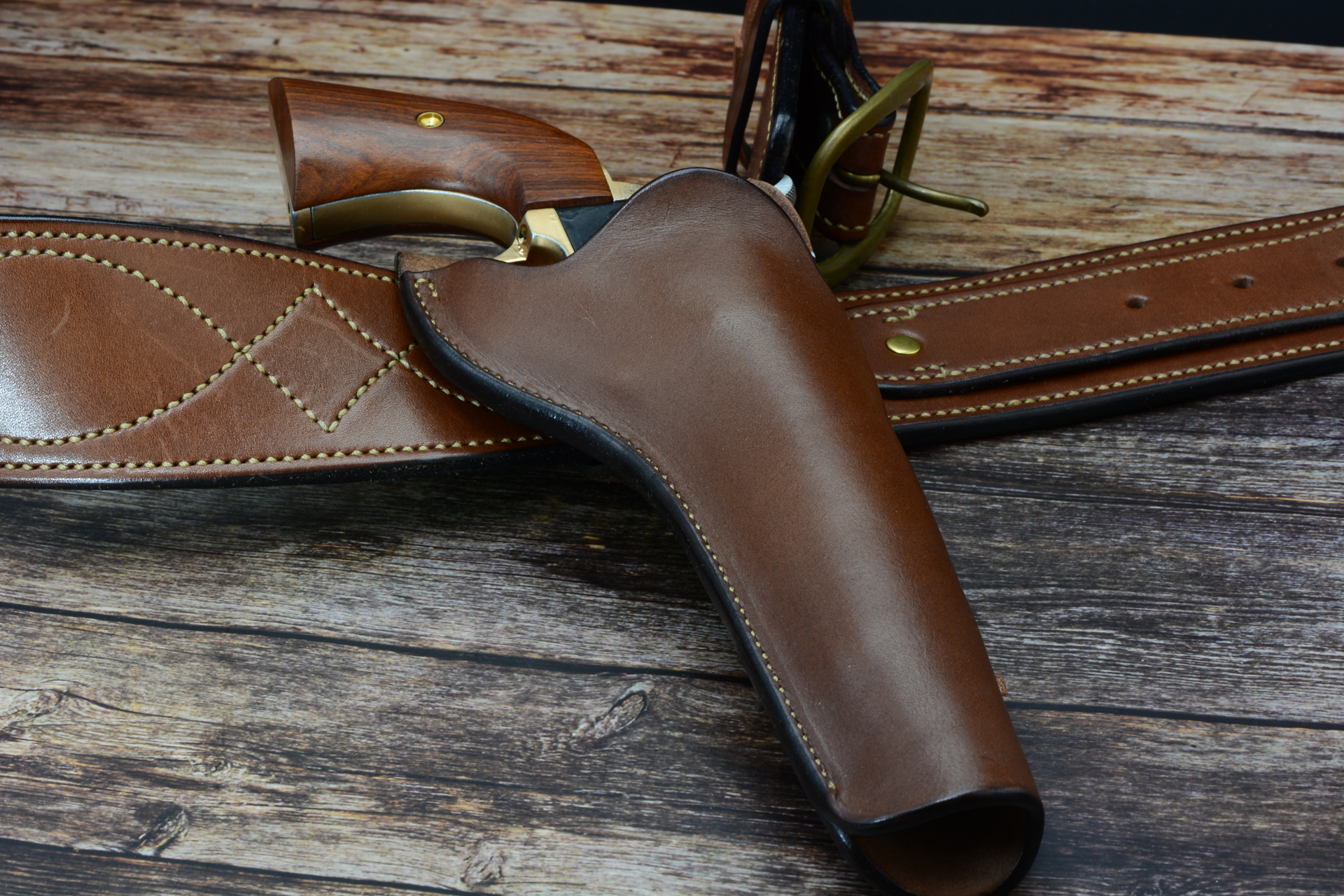 Jon & Maggy Factory氏のホルスターとガンベルトを配置