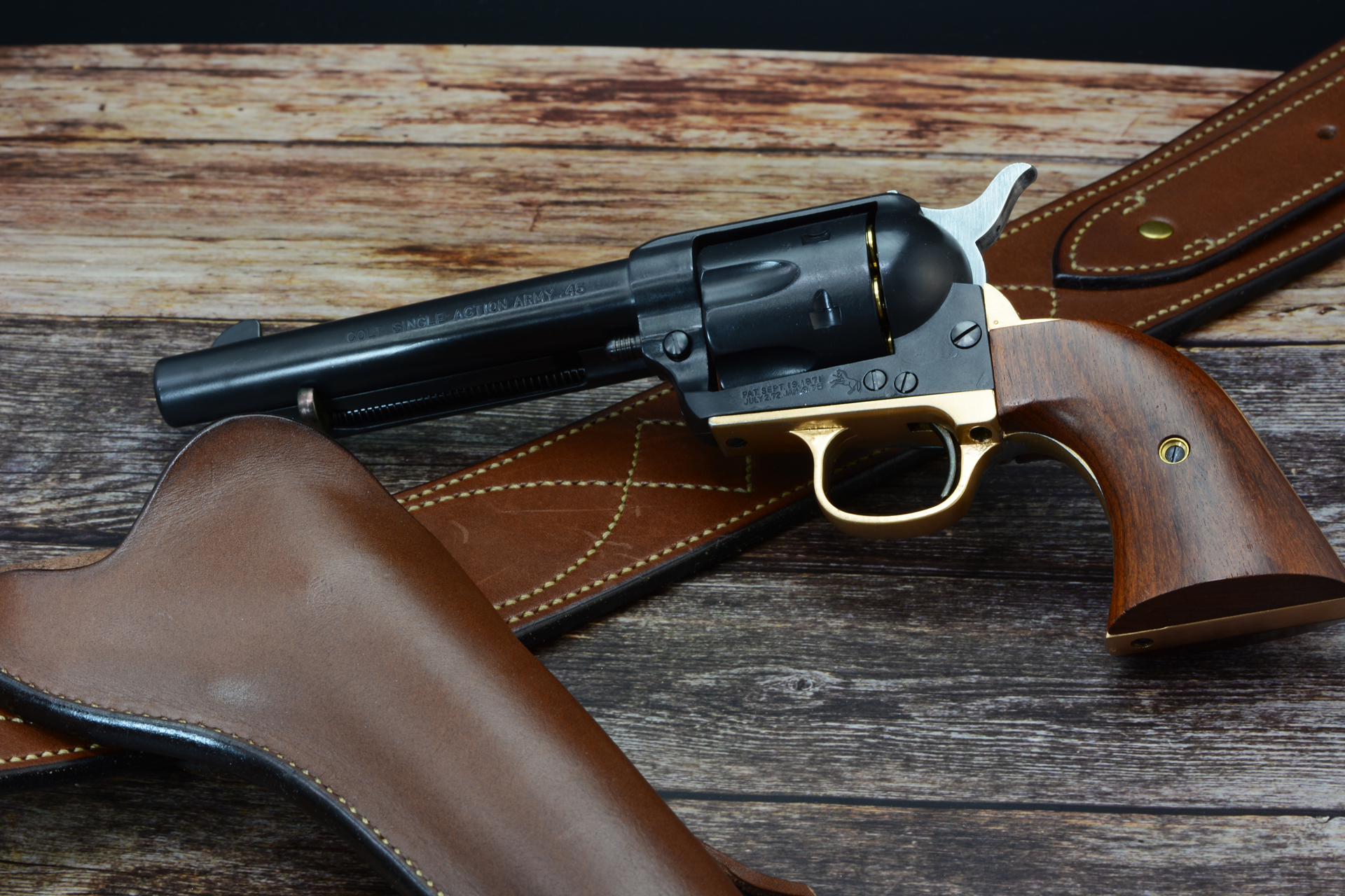 Jon & Maggy Factory氏のホルスターとガンベルトを配置