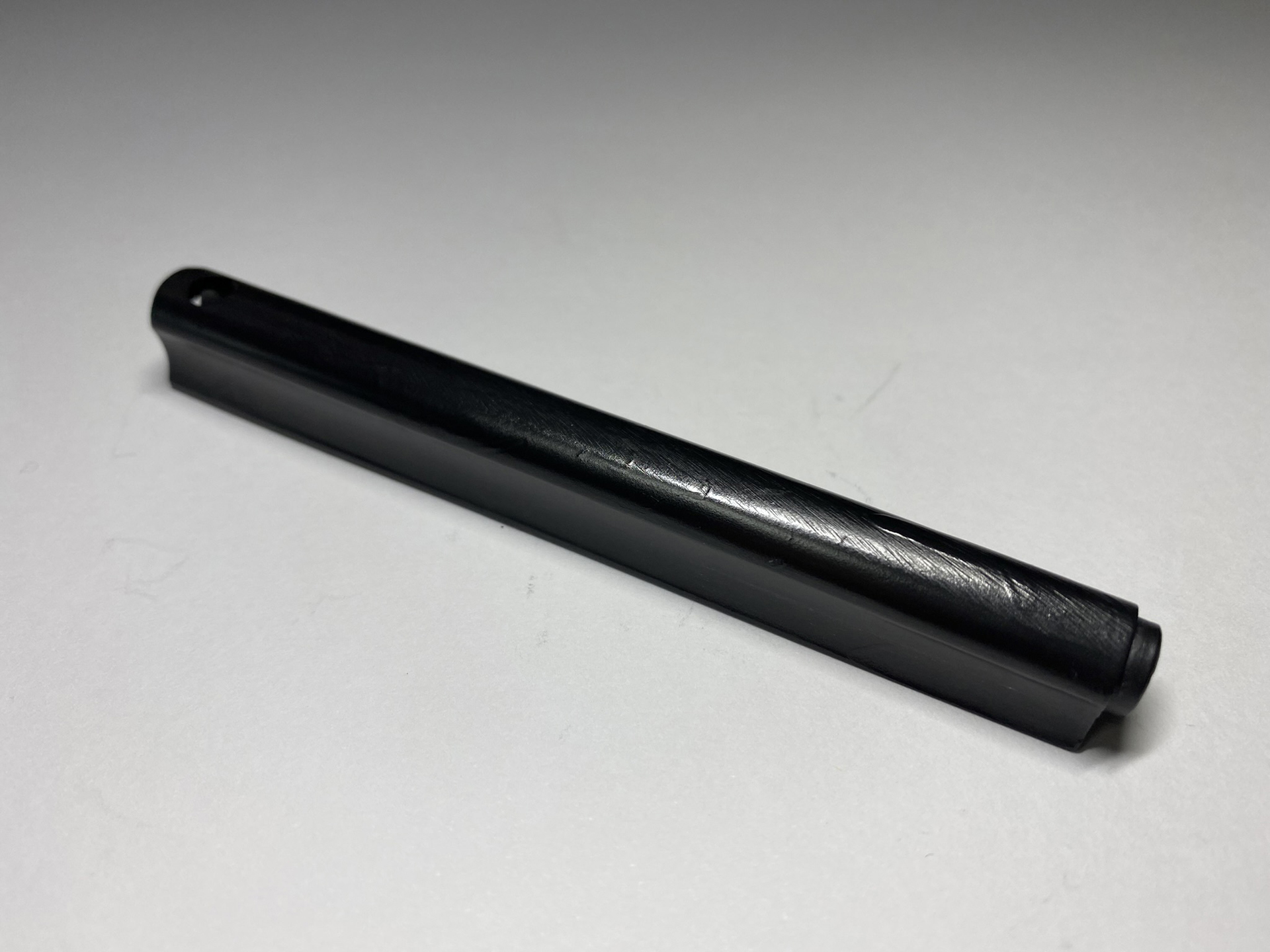 こちらはダイキャスト製のエジェクターチューブ。同じくケミカルカラーで染め、ピカールで研磨した