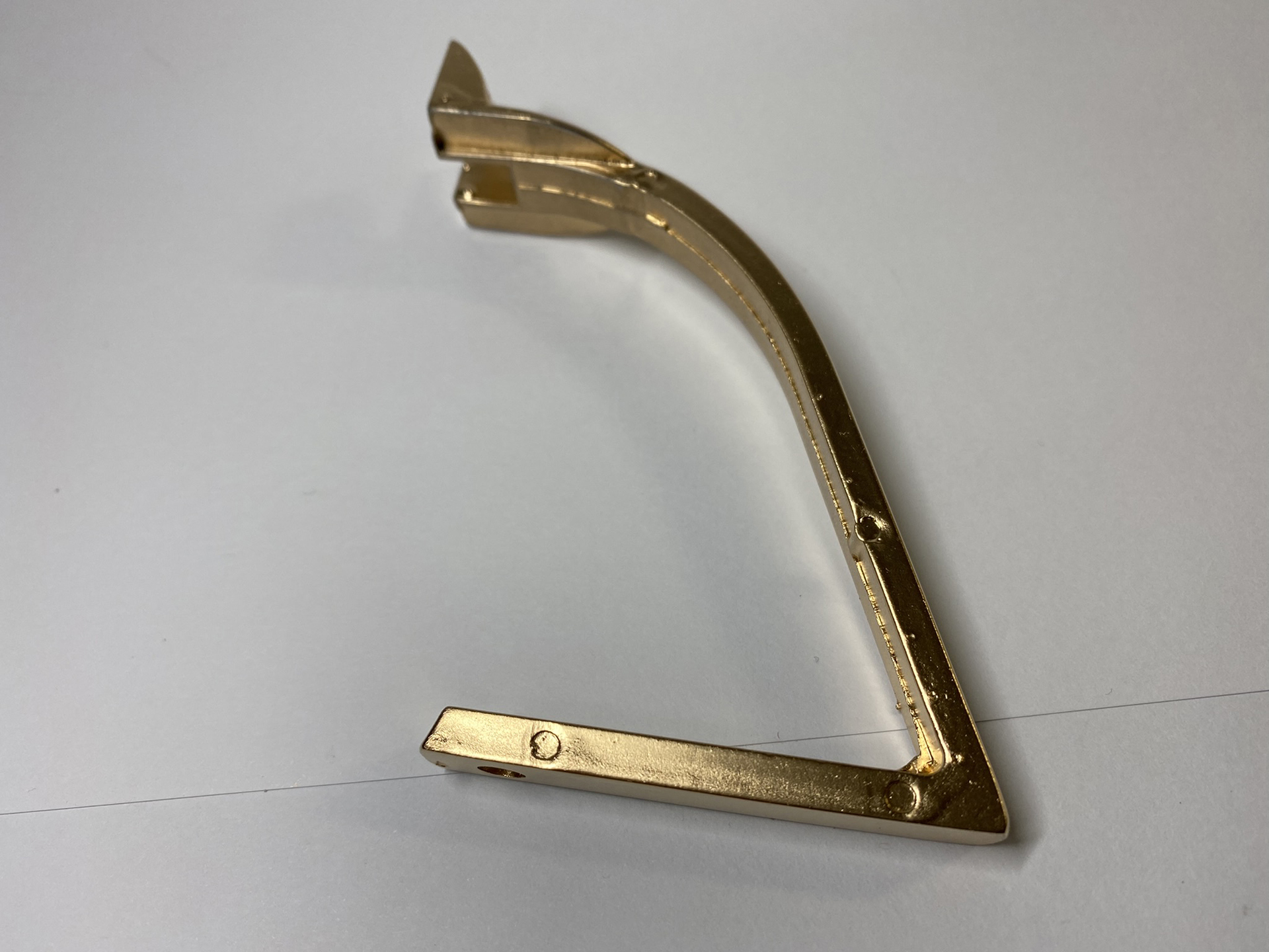 バックストラップ。きれいに塗れたように見えるが、組み立てや撮影で手で強くこすった部分は剥がれてしまった。金属塗装スプレーは鉄には定着するようだが、あまり触らないことが前提なのかもしれない