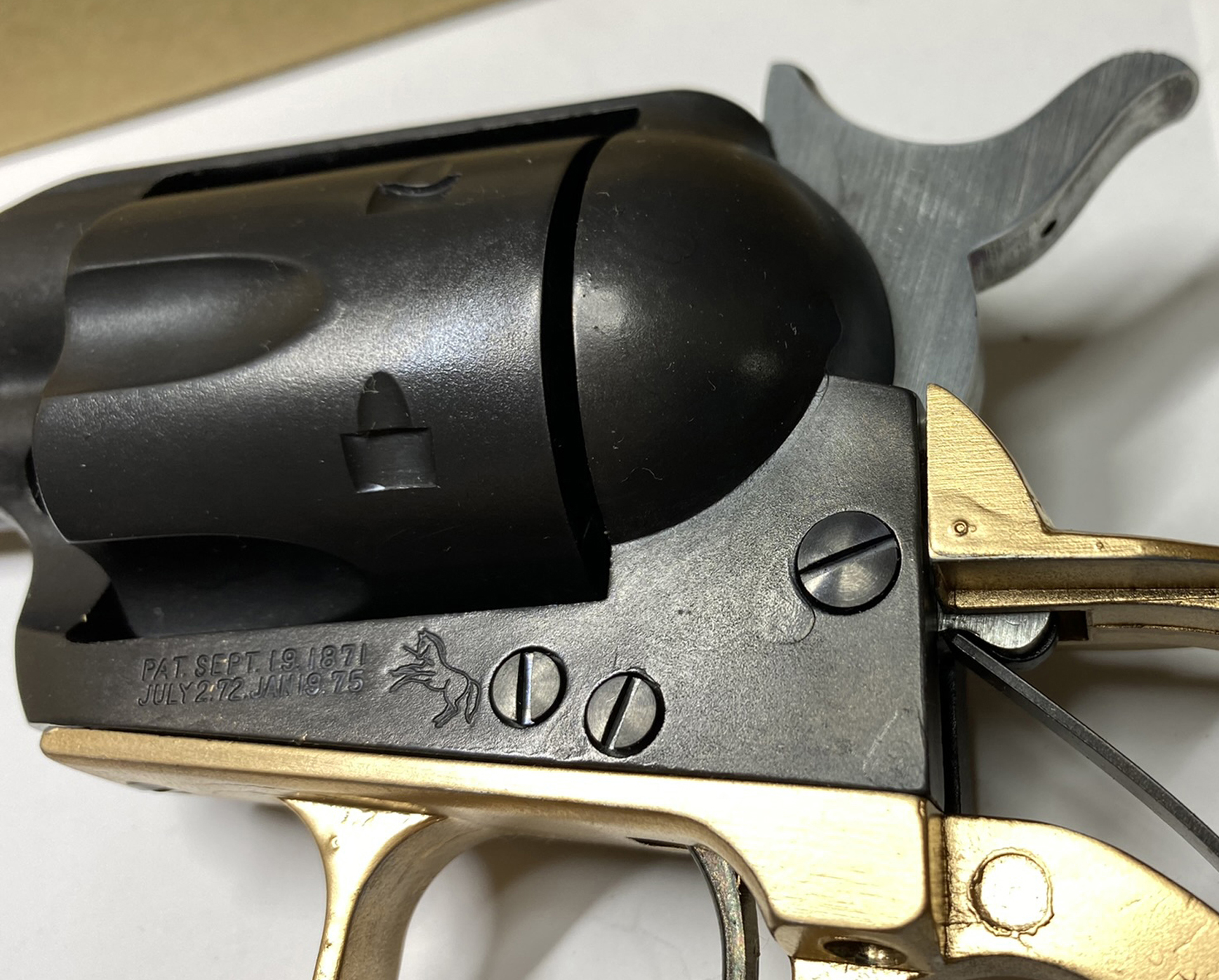 シリンダーを取り付けベースピンを通す