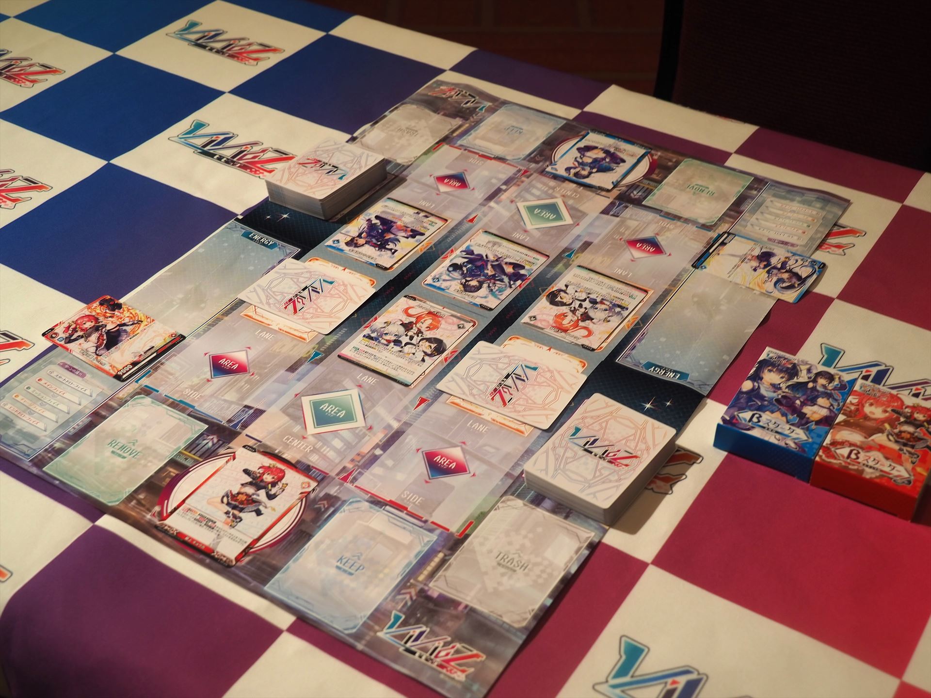 試遊会の盤面。ティーチングする側が天憧 玲のデッキ、試遊者側が最上 キョウカのデッキを使った