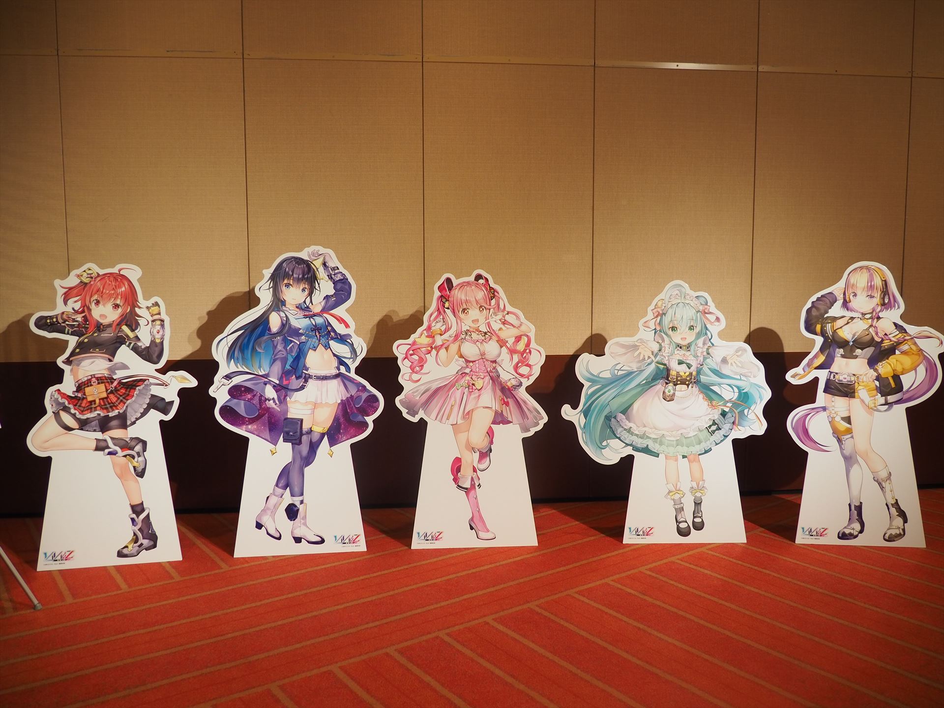 5名のメインキャラクターのパネル