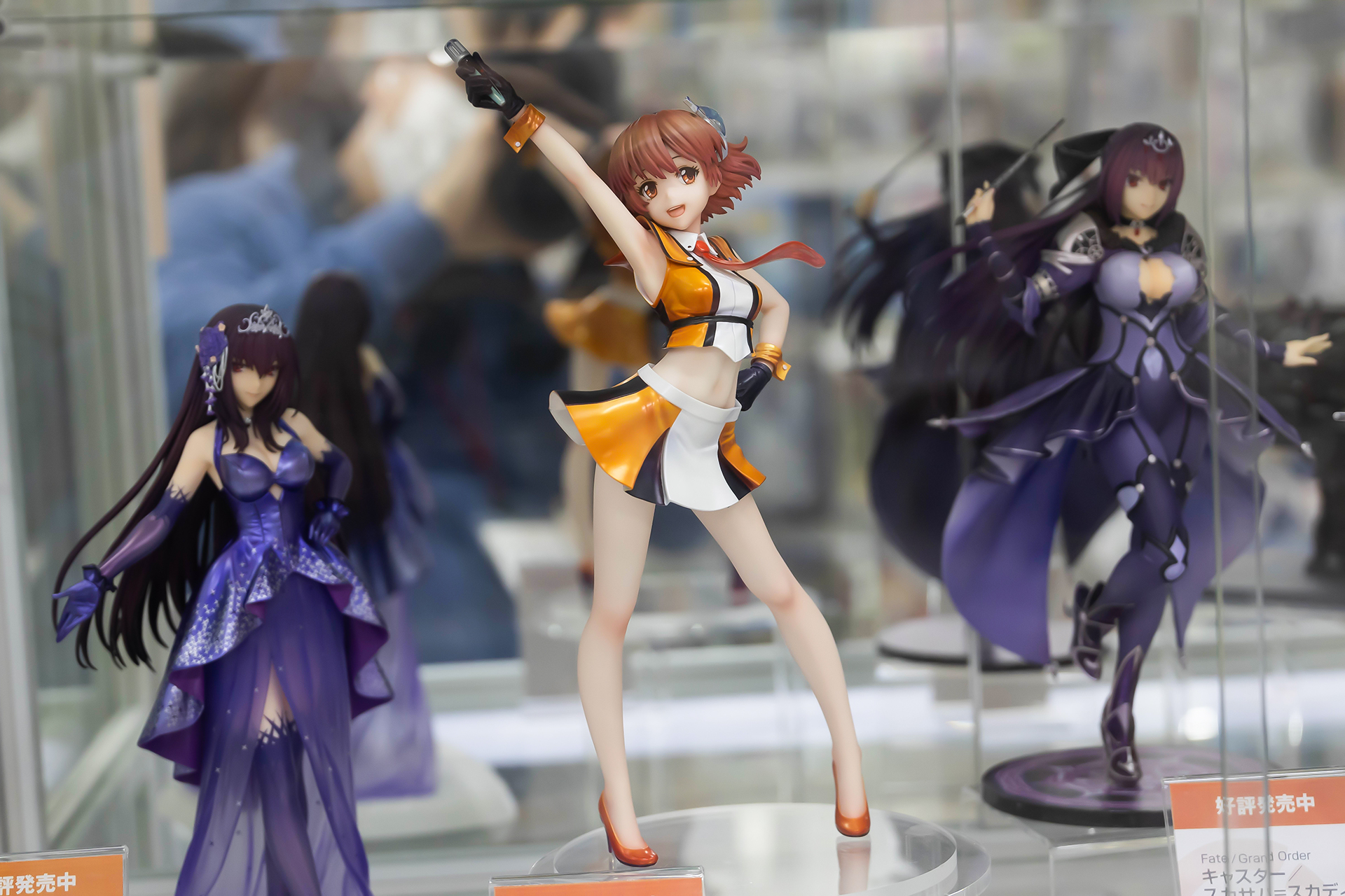 全高は、頭頂部までが約235mm、マイク先端部までが約260mmだ。