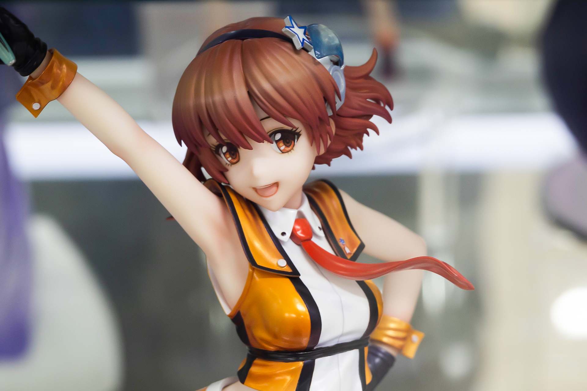 頭に付けたカチューシャには、科学特捜隊のマークが付けられている。