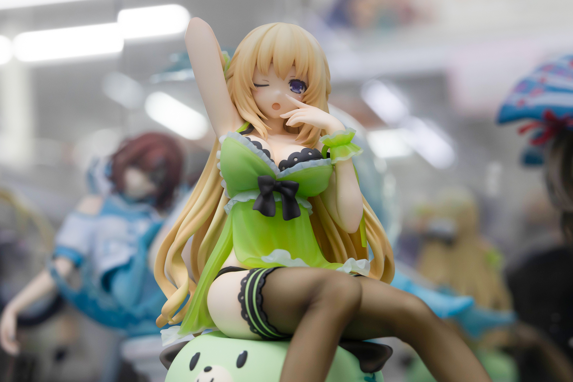 金髪の長い髪はややグラデーションが掛かっており、後ろ髪のほうが色が濃くなっている。