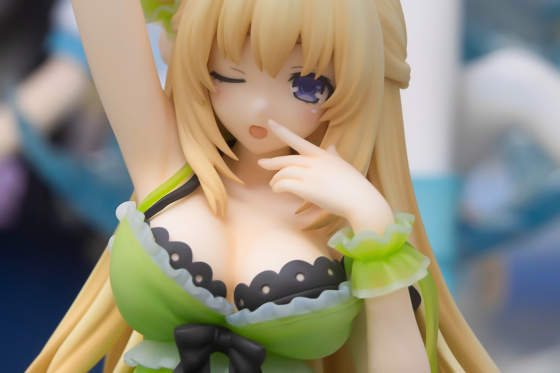 たわわなバストを包み込むネグリジェは、胸元が大きく開いている。