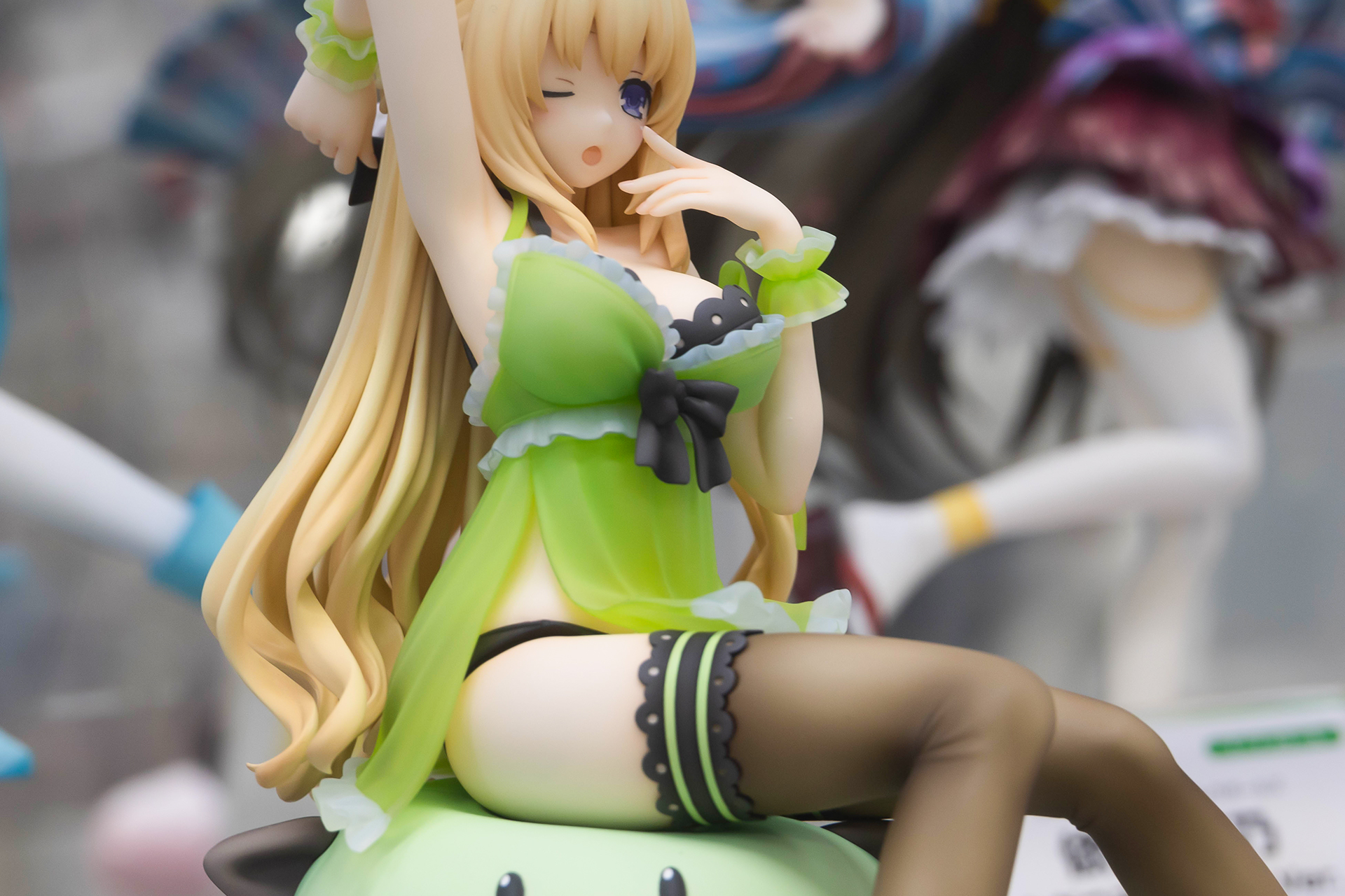 椅子に座って大きく手を上げていることもあり、ボディラインもよく出ている。