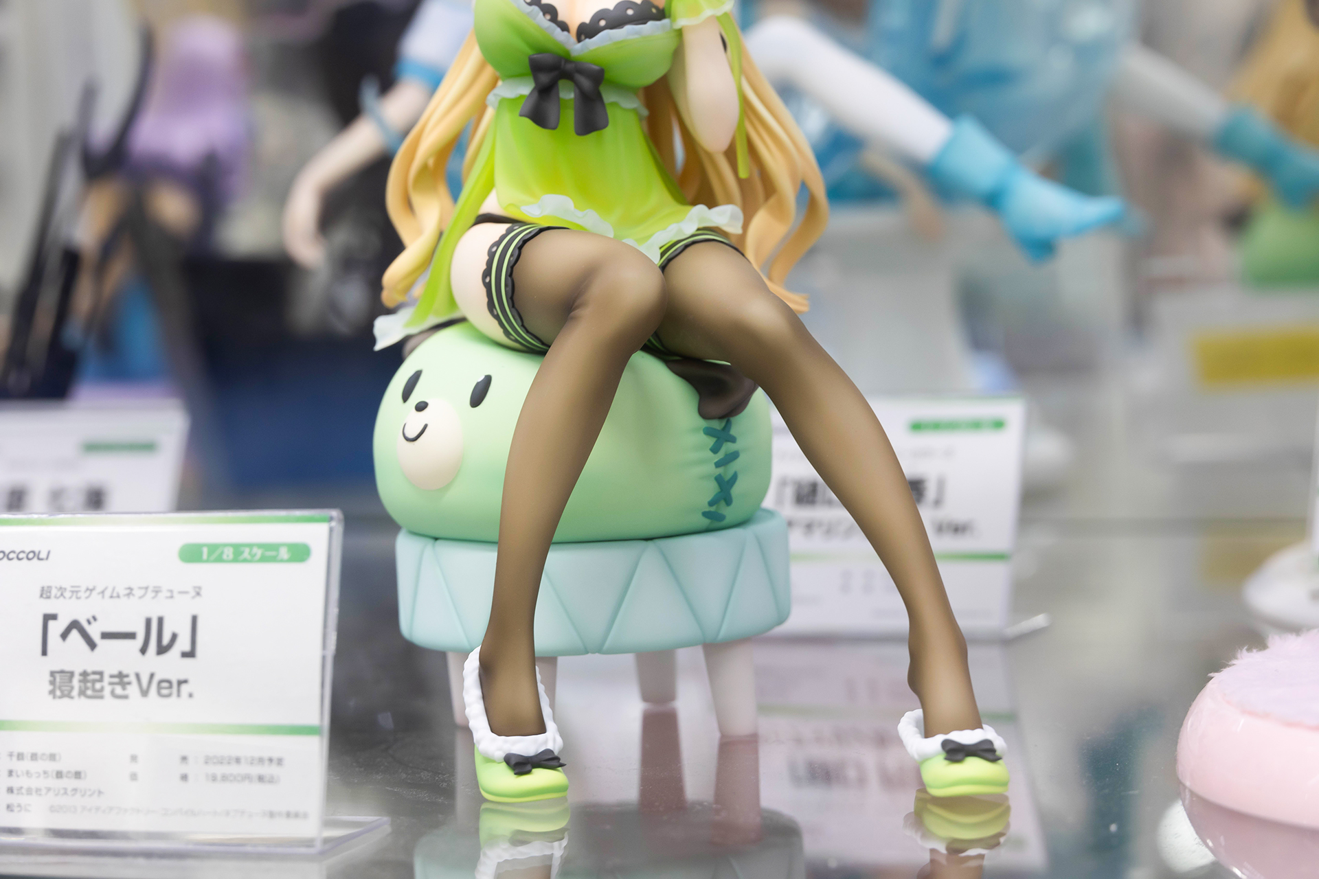 ネグリジェと、足元のスリッパのカラーリングも揃えられているのはかわいらしい。