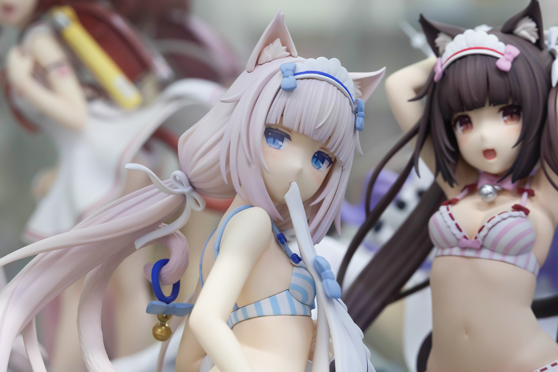 口元に服を加えて後ろを振り向くバニラ。頬を赤らめ、照れたような表情をしている。