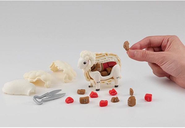 ばらばらの37パーツを組むと子羊が完成