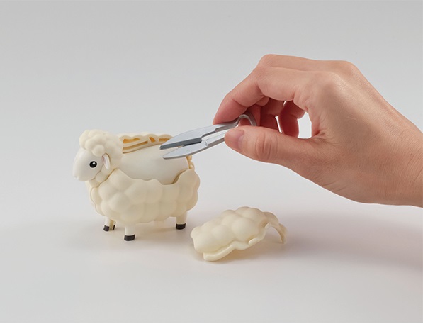 「毛刈りバサミ」を使えば羊毛の毛刈り体験も可能