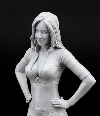 サーキットに華を添える美女をレジンキット化。ハセガワ、「12リアル